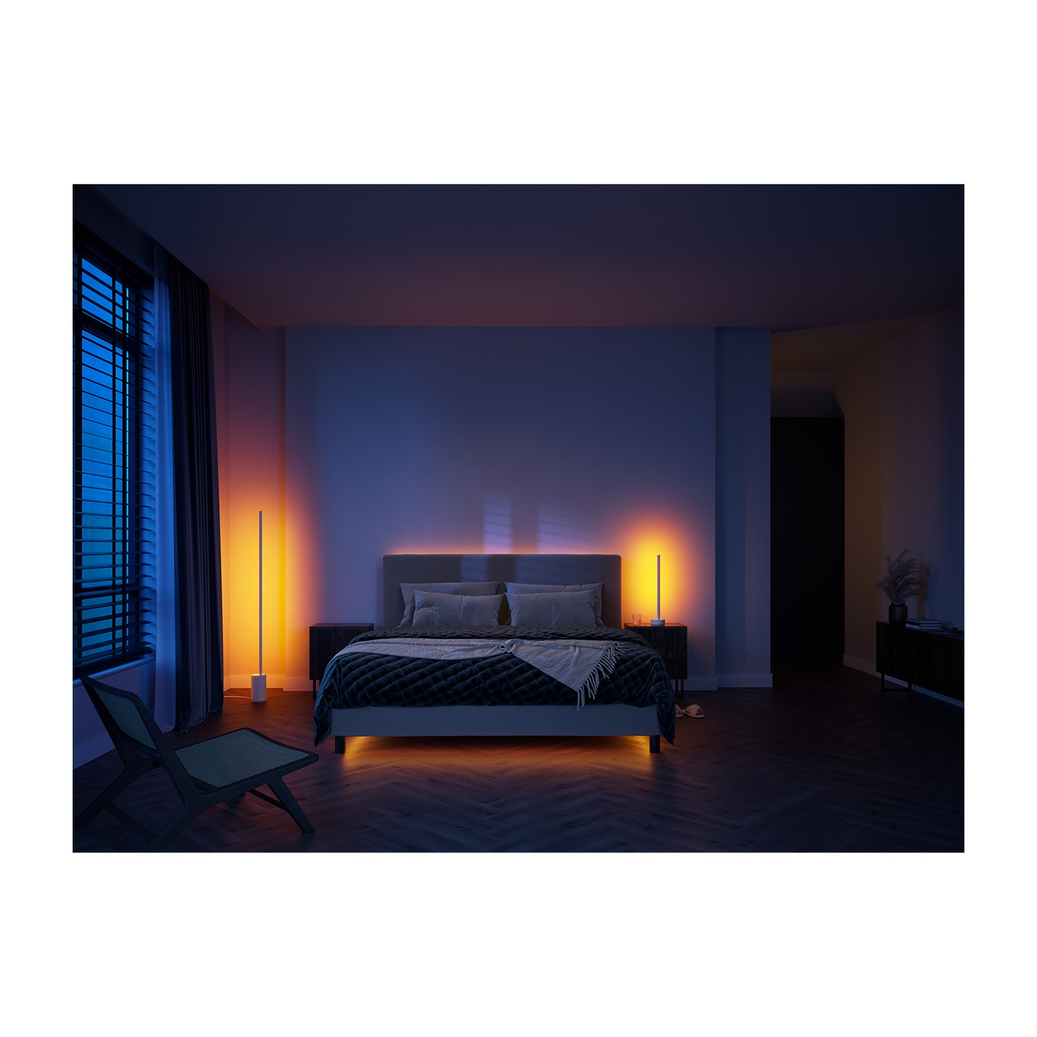 Camera da letto illuminata da lampade. Un letto con cuscini e una coperta è centrato. Una sedia è a sinistra. Comodini fiancheggiano il letto.