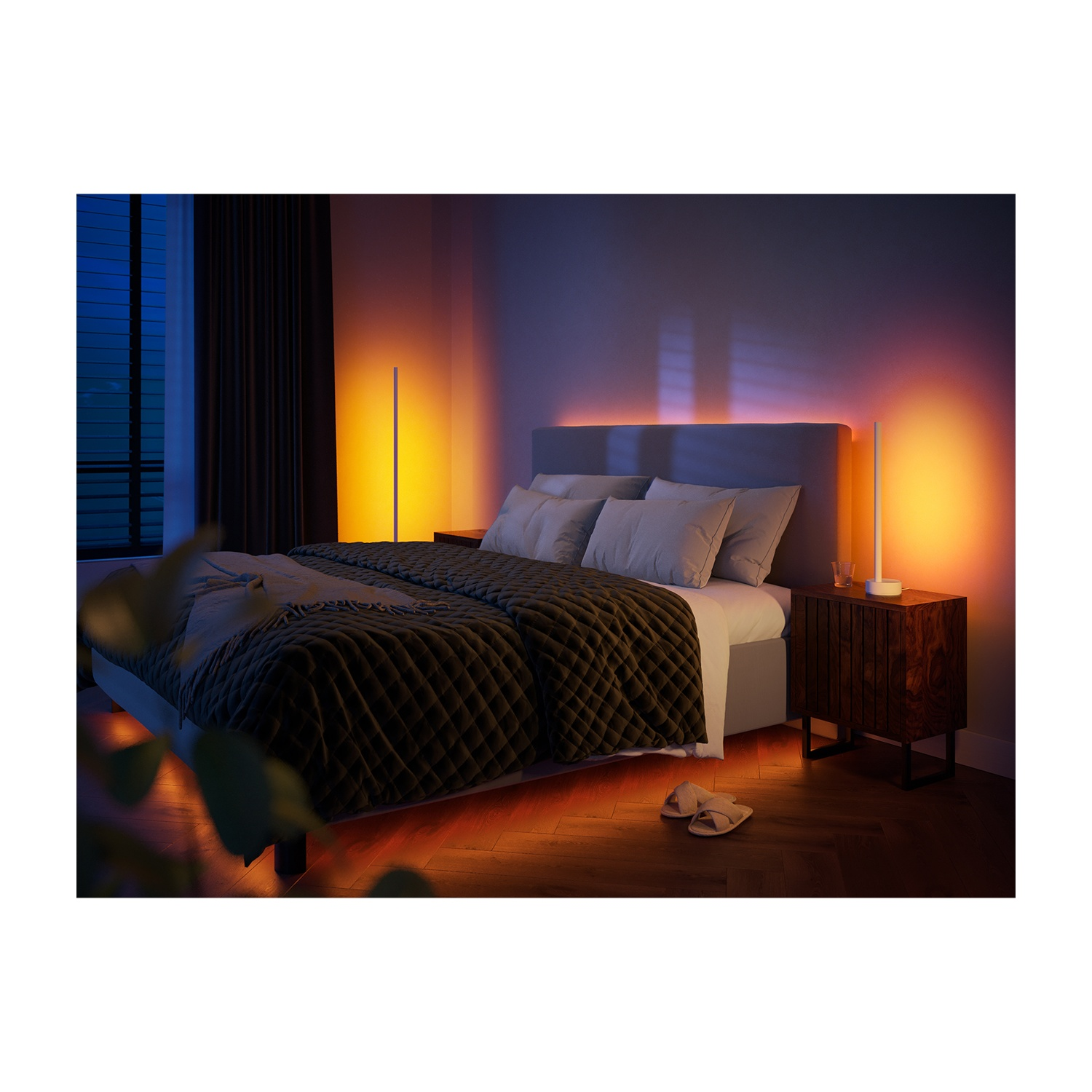 Una camera da letto con letto, comodini e lampade. La stanza è illuminata da una luce calda. Pantofole sul pavimento di legno.