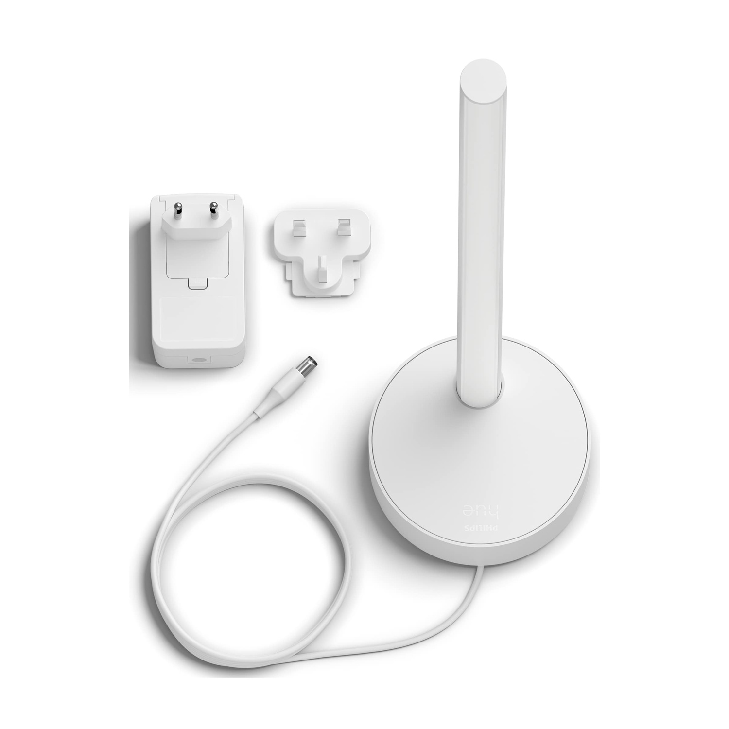 Una lampada bianca con base rotonda e stelo alto è mostrata. Ci sono anche due adattatori di alimentazione bianchi e un cavo.
