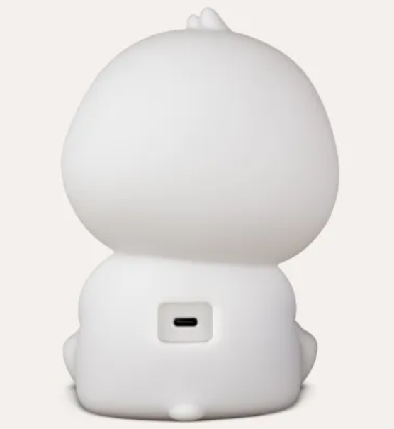 Eine weiße, entenförmige Lampe mit USB-Anschluss auf der Rückseite. Die Lampe steht auf hellem Hintergrund.