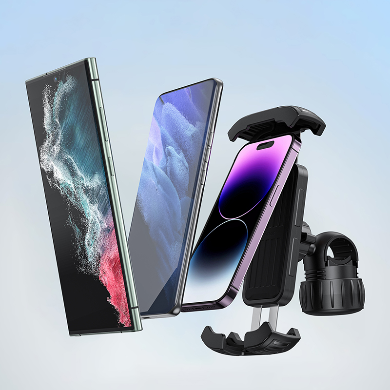 Három okostelefon különböző képernyőtervekkel és egy fekete telefontartó, mindez világoskék háttéren.