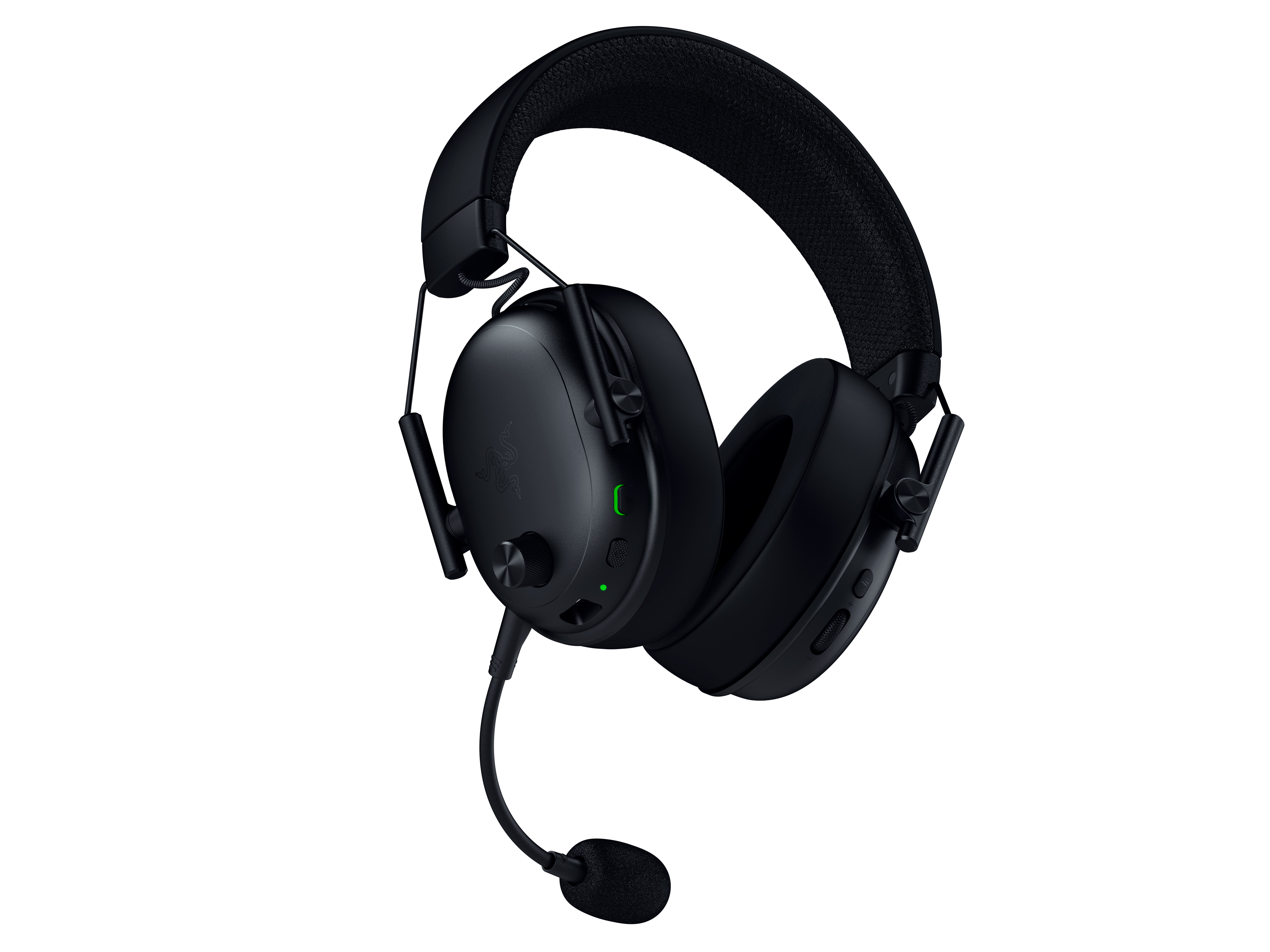 Mikrofonlu siyah oyuncu kulaklığı. Razer logosu görünür. Kulaklıklarda düğmeler ve ses kontrolü.