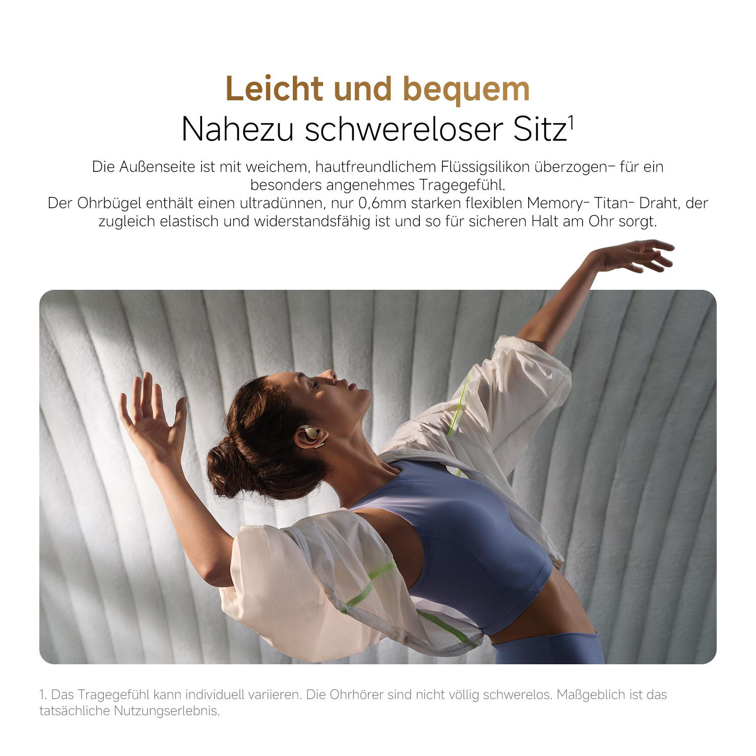 Eine Frau mit Ohrhörern hebt die Arme. Sie trägt ein blaues Oberteil und eine weiße Jacke. Der Hintergrund ist eine verschwommene Wand.