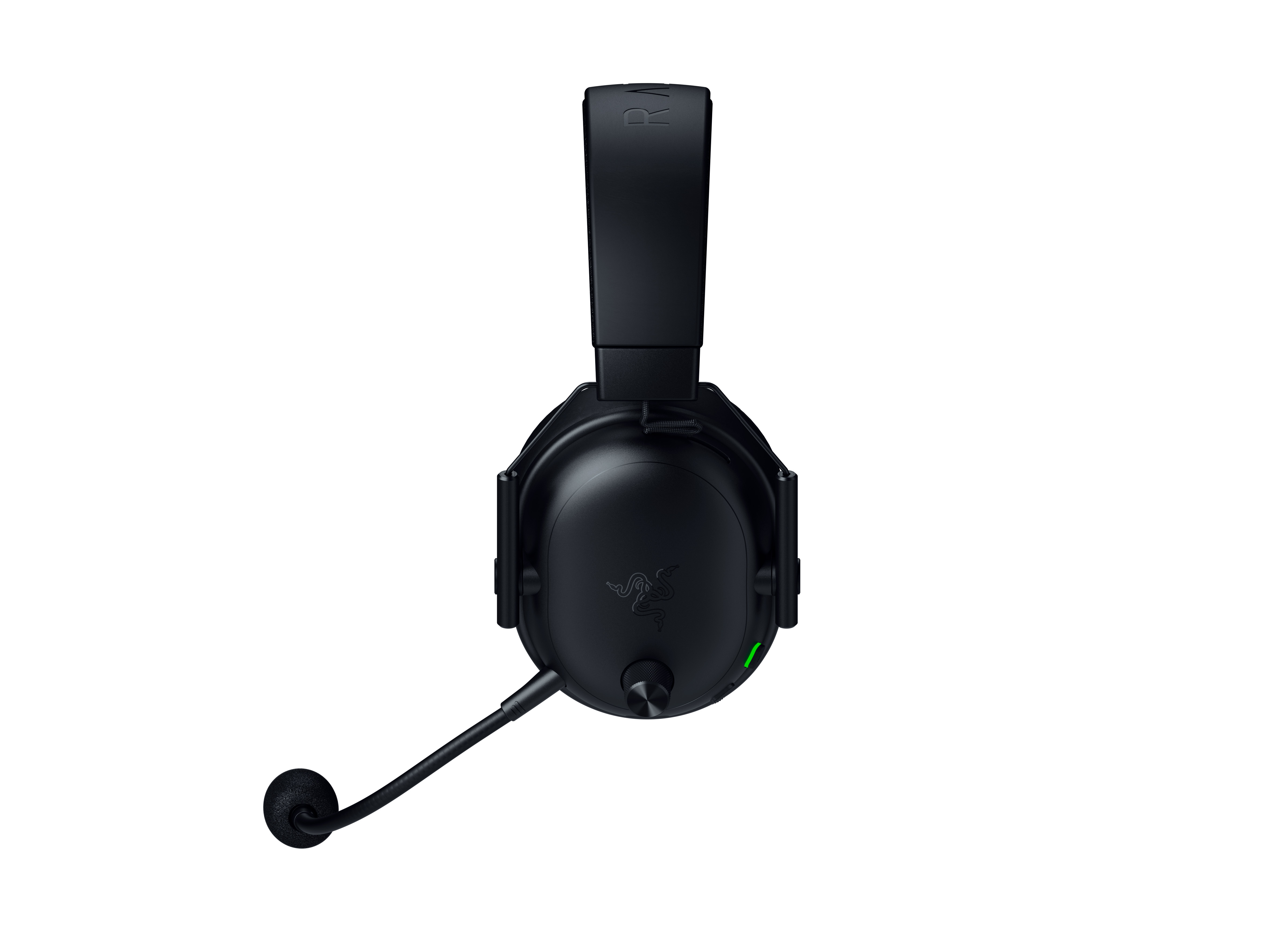 Mikrofonlu siyah Razer oyun kulaklığı. Kulaklık beyaz bir arka plan üzerinde.