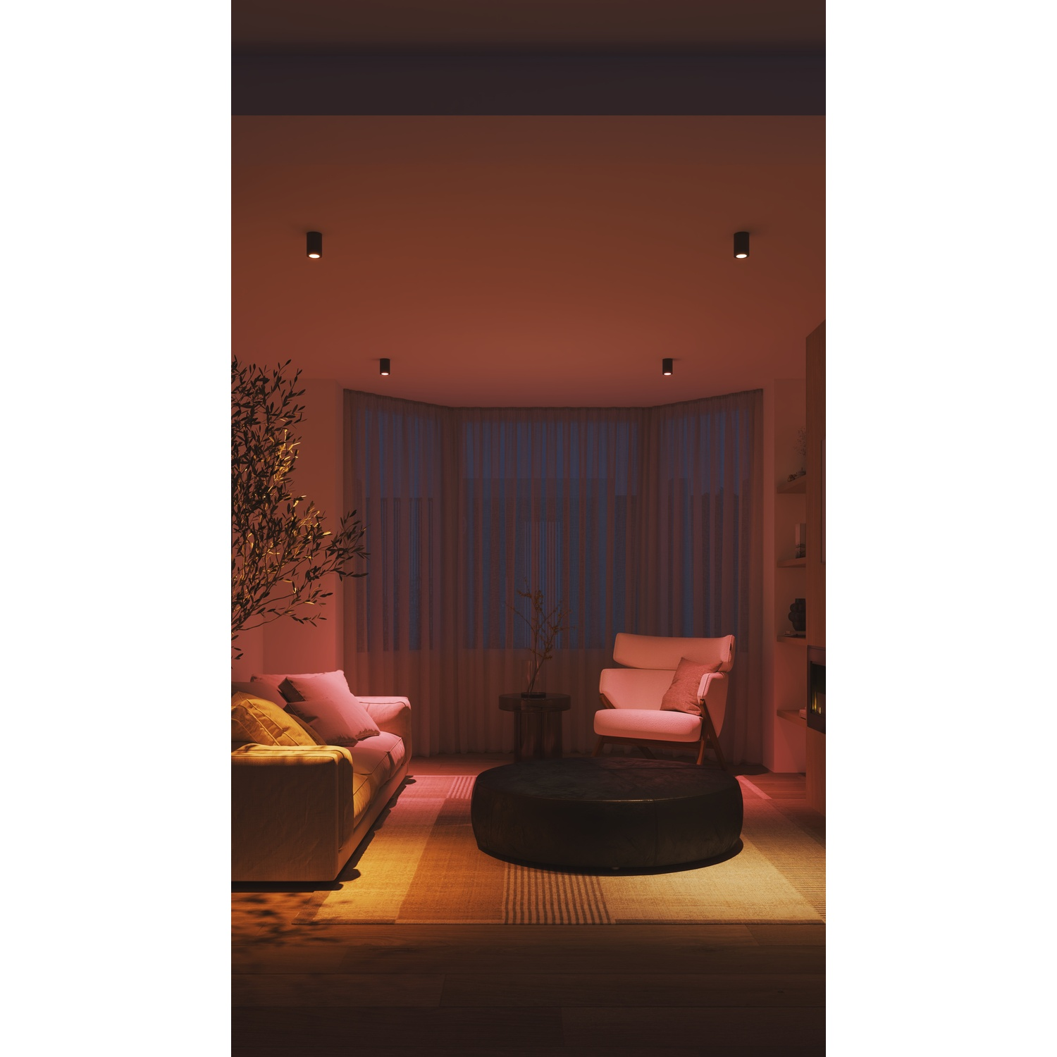 Soggiorno con divano, poltrona e pouf rotondo. L'illuminazione calda illumina lo spazio con una grande finestra sullo sfondo.