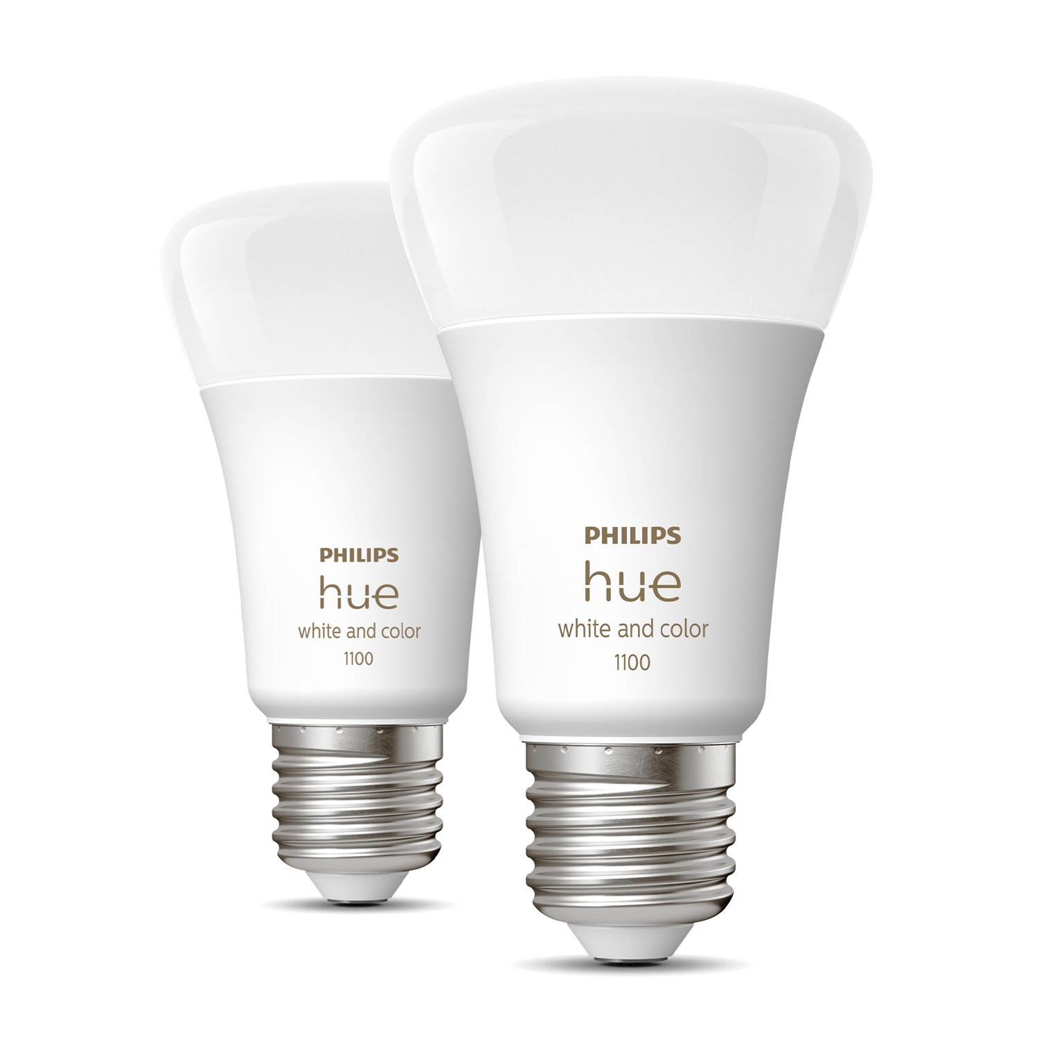 Due lampadine intelligenti Philips Hue bianche su sfondo bianco. Le lampadine hanno una base argentata e il logo Philips.