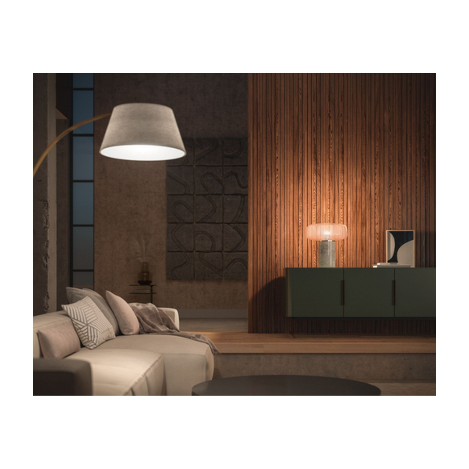 Un soggiorno moderno con divano, lampada da terra e mobile. Pannelli a parete in legno e una lampada decorativa esaltano l'estetica.