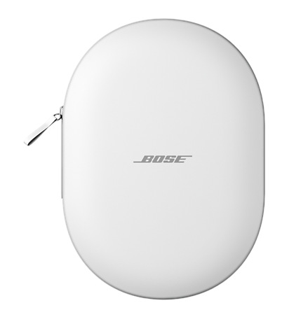 Białe, owalne etui na słuchawki Bose. Srebrny zamek błyskawiczny i logo. Etui jest zamknięte.