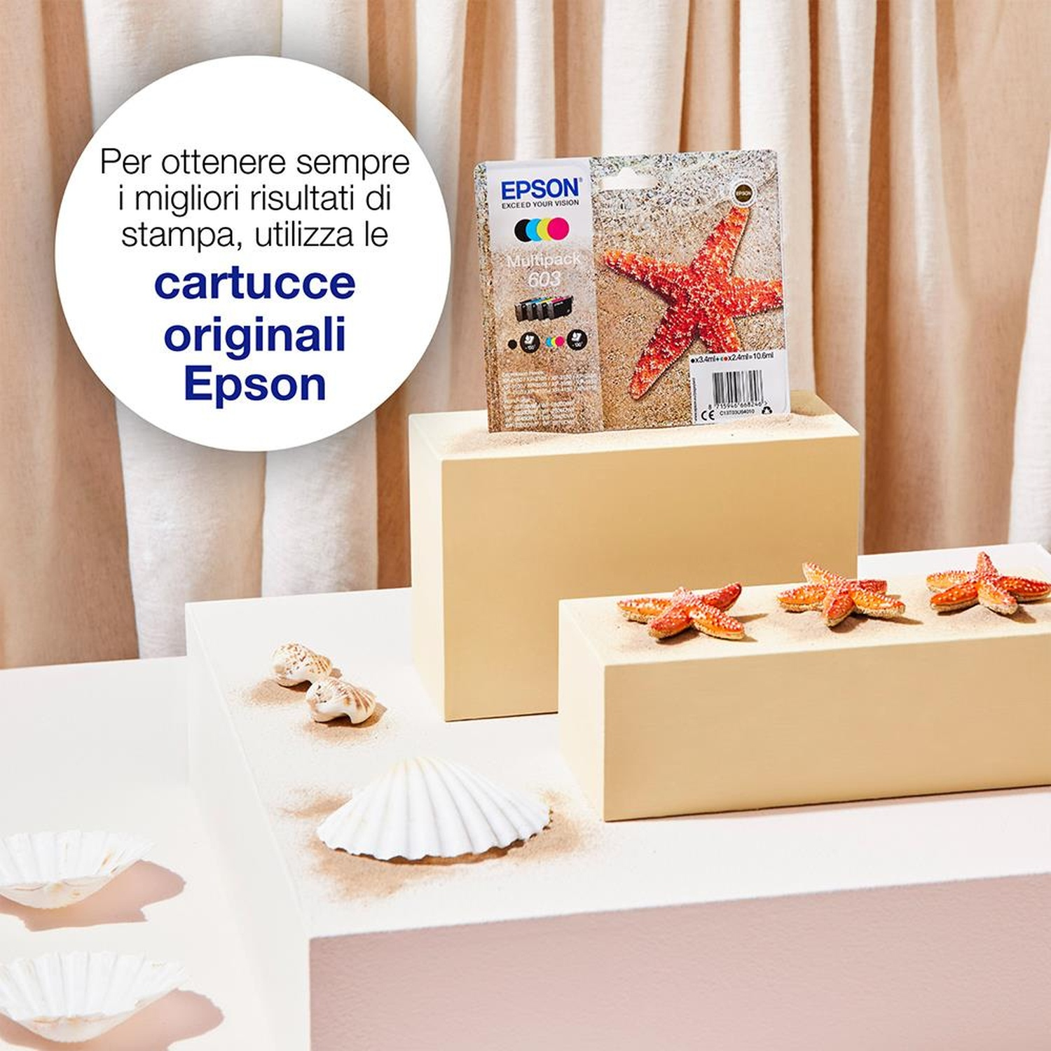 Confezione di cartucce d'inchiostro Epson con stelle marine e conchiglie su una superficie sabbiosa. Testo: 'Epson' e 'cartucce originali'.
