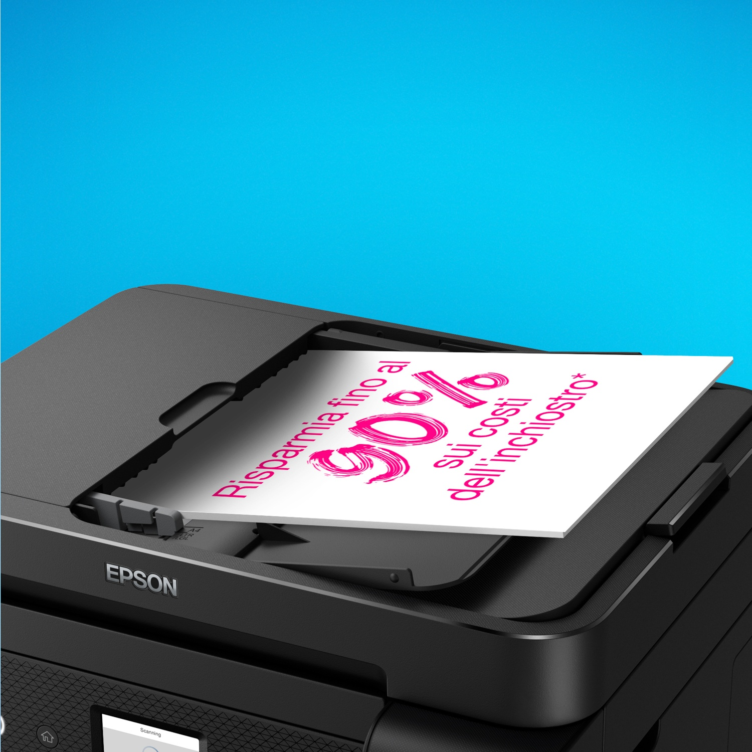 Una stampante Epson nera con un foglio bianco con testo rosa: "Risparmia fino al 90% sui costi dell'inchiostro*" su sfondo blu.