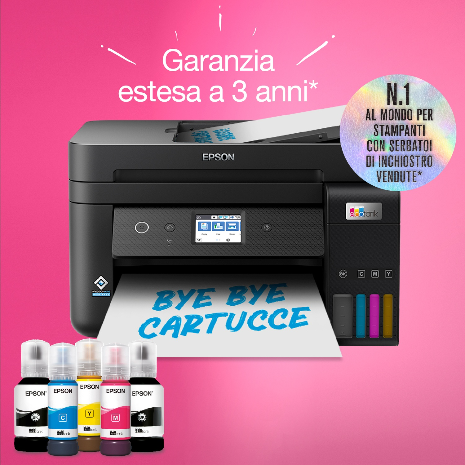 Una stampante Epson con flaconi di inchiostro e un foglio con scritto 'Bye Bye Cartucce' su sfondo rosa.