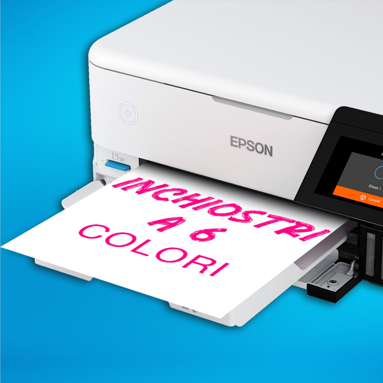 Una stampante Epson bianca stampa un foglio con testo rosa: "INCHIOSTRI A 6 COLORI" su sfondo blu.