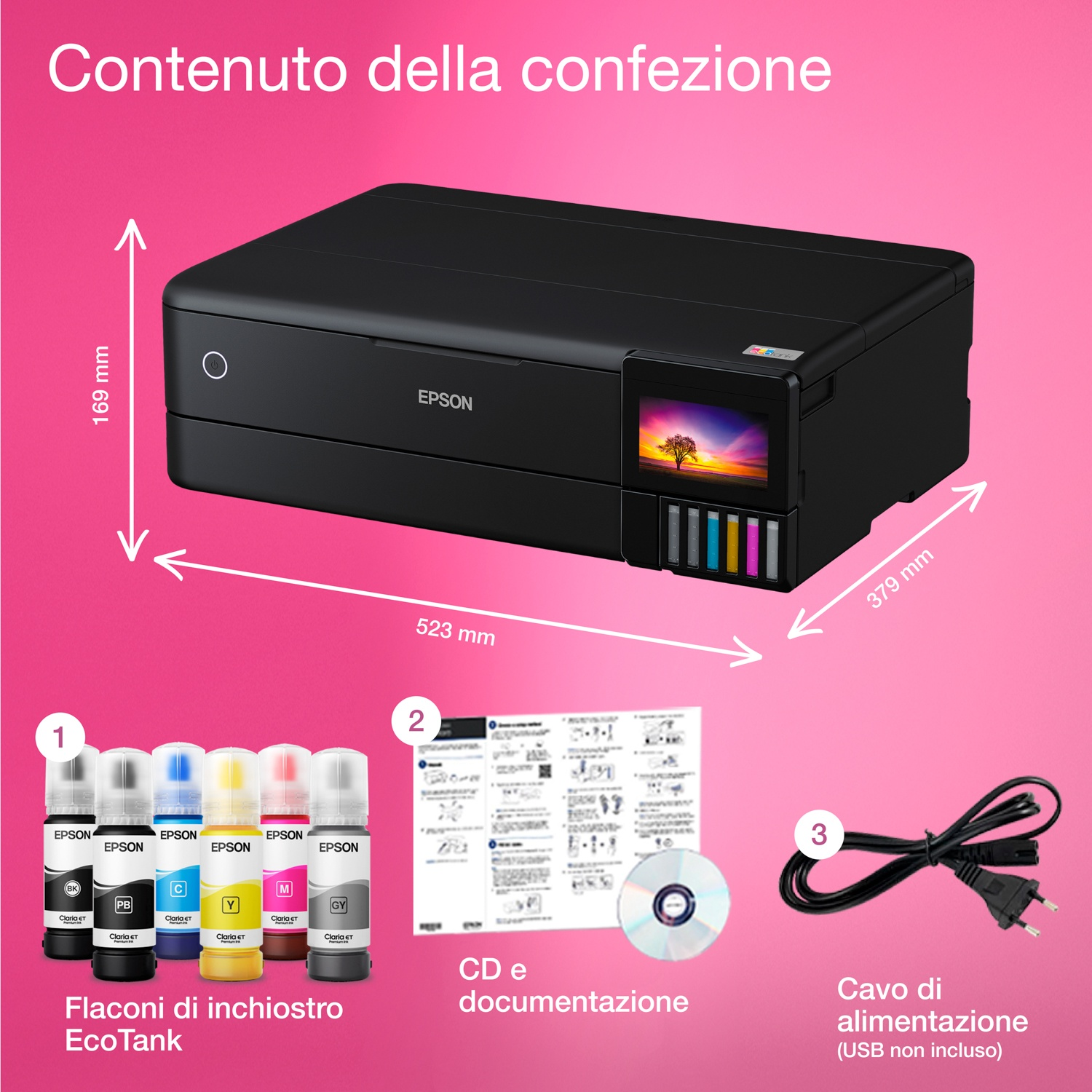 Una stampante Epson con flaconi d'inchiostro, un CD e un cavo di alimentazione su sfondo rosa. Dimensioni indicate.