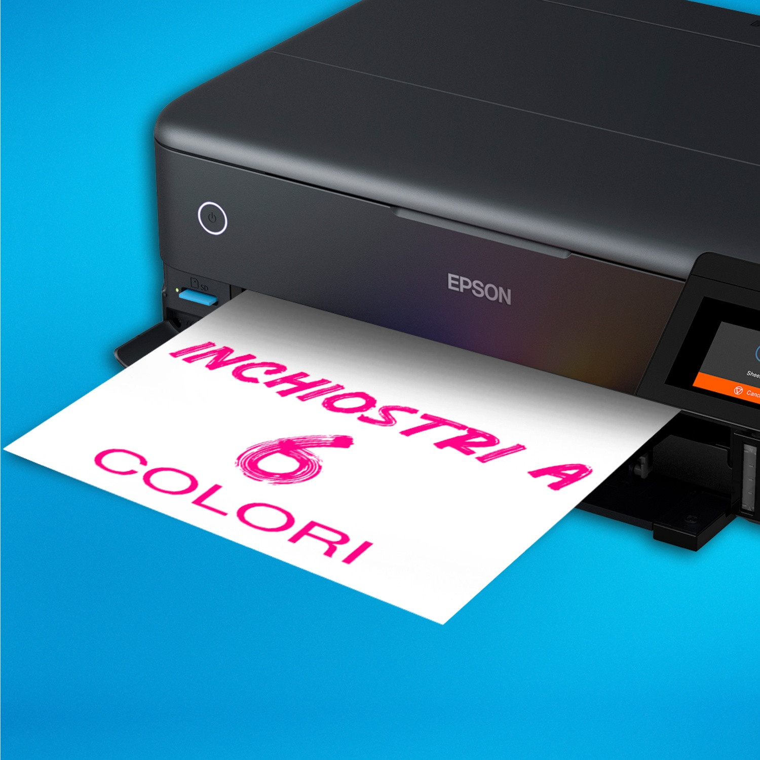 Una stampante Epson stampa un foglio con testo rosa: "INCHIOSTRI A 6 COLORI". La stampante è nera su sfondo blu.