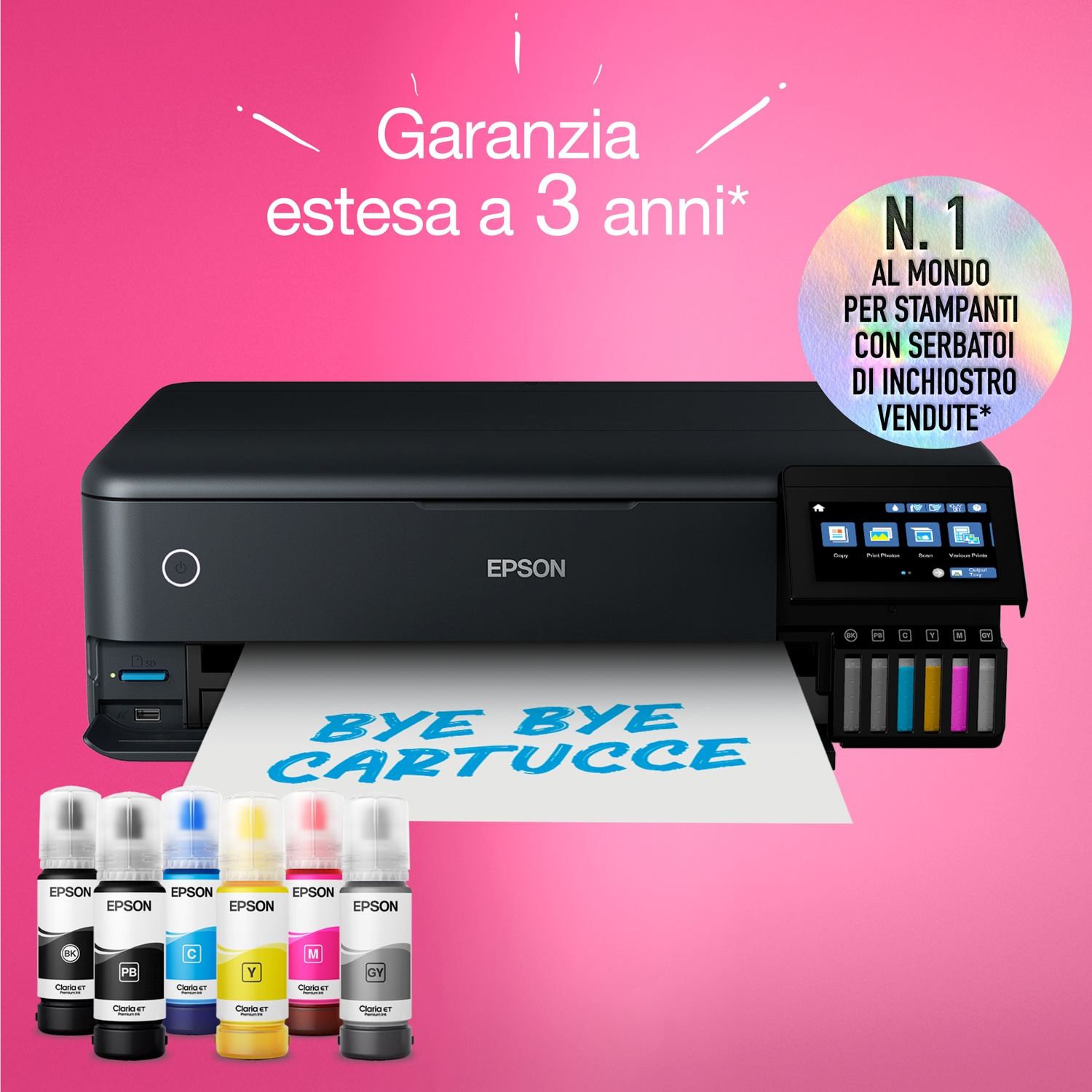 Una stampante Epson con flaconi di inchiostro. Il testo sulla carta dice 'Bye Bye Cartucce'. Lo sfondo è rosa.