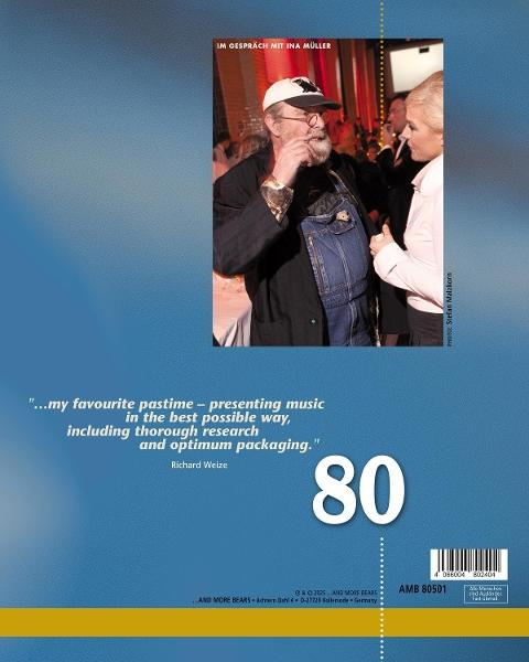 Mann mit Mütze und Jeanshemd, der sich mit einer Frau unterhält. Text enthält ein Zitat über Musik und die Zahl 80.