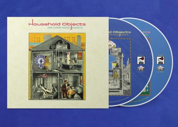 Albumcover mit Hausdiagramm und zwei CDs. Das Cover zeigt ein Hausdiagramm mit Menschen, die verschiedene Aktivitäten ausführen. Die CDs sind blau.