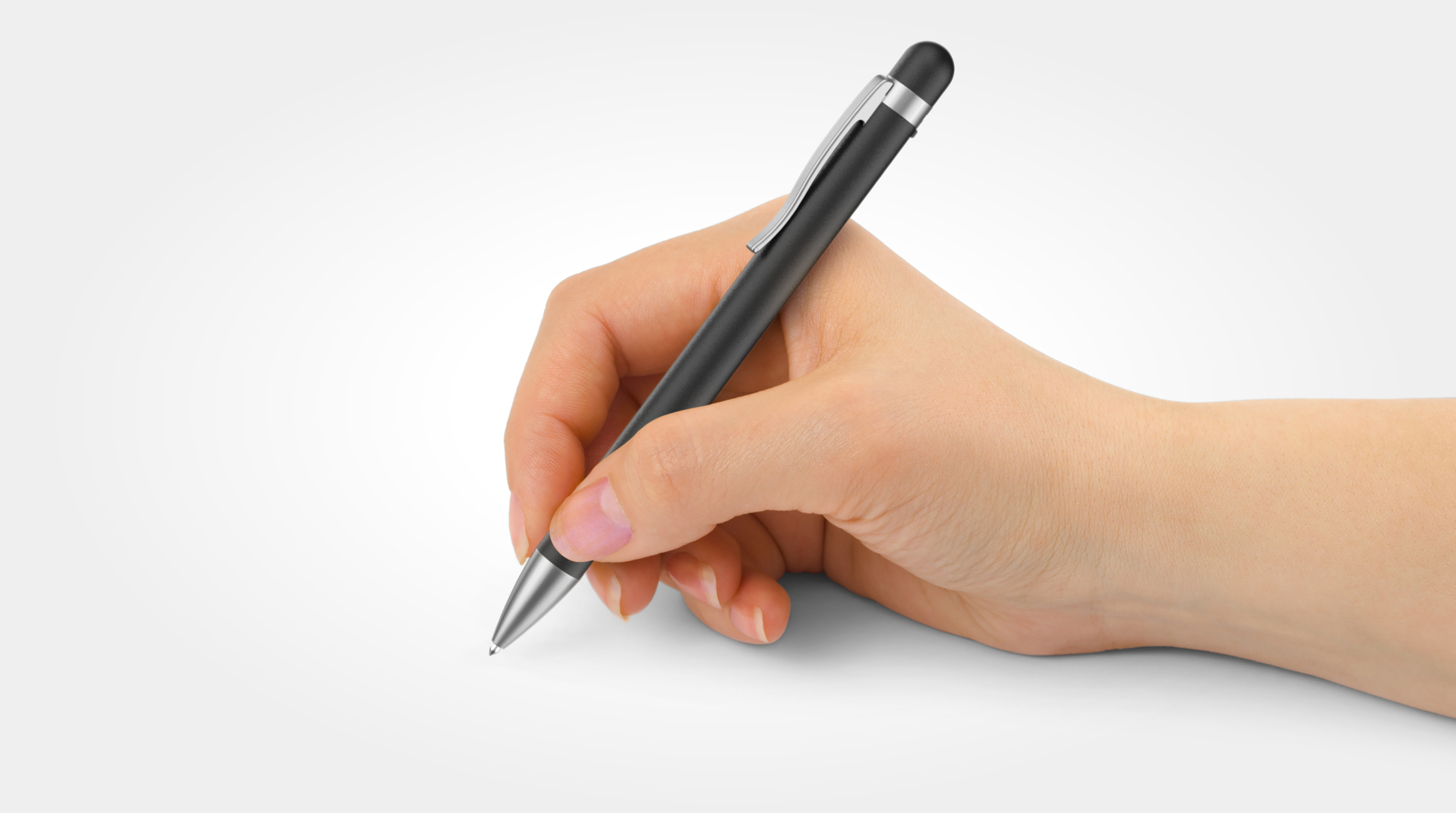Eine Hand, die einen schwarzen Stift hält, bereit, auf eine weiße Oberfläche zu schreiben. Der Stift hat einen silbernen Clip. Der Hintergrund ist ein weißer Farbverlauf.