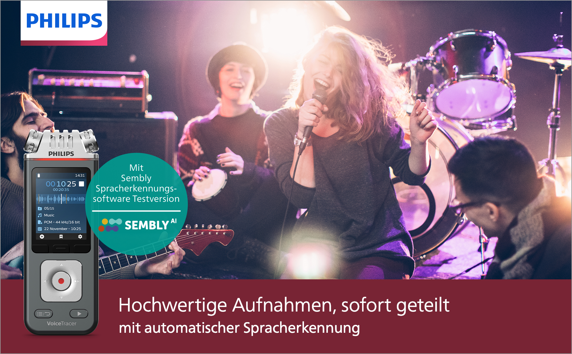 Eine Band tritt auf. Eine Frau singt in ein Mikrofon. Ein Philips VoiceTracer-Rekorder zeichnet das Ereignis im Vordergrund auf.