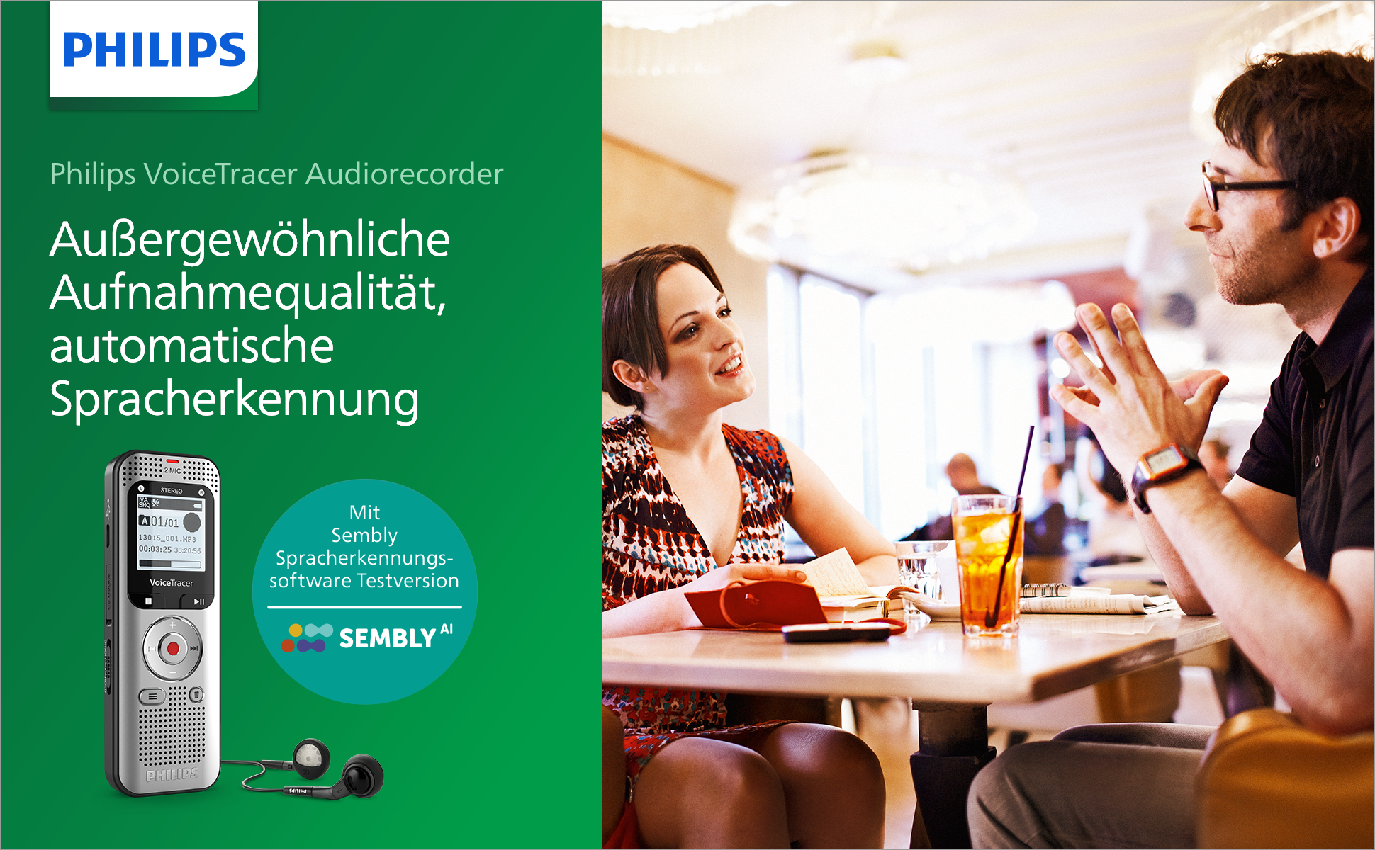 Eine Frau und ein Mann unterhalten sich in einem Café. Links ist ein Philips VoiceTracer-Rekorder. Der Hintergrund ist unscharf.