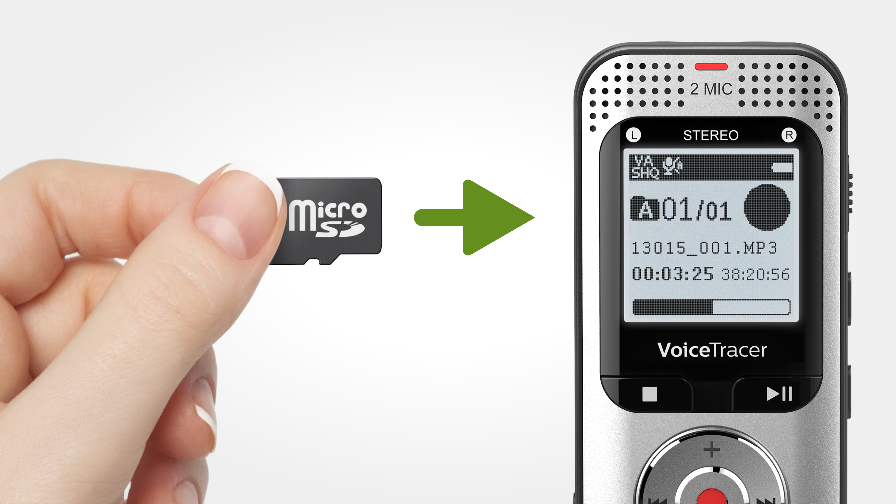 Eine Hand hält eine microSD-Karte und zeigt auf ein Diktiergerät. Das Gerät zeigt Audioinformationen an.