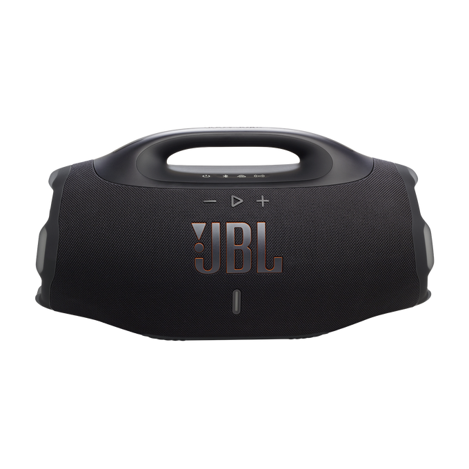 Egy fekete JBL Boombox hangszóró fogantyúval. A JBL logója narancssárga. A vezérlők láthatók. A háttér fekete.