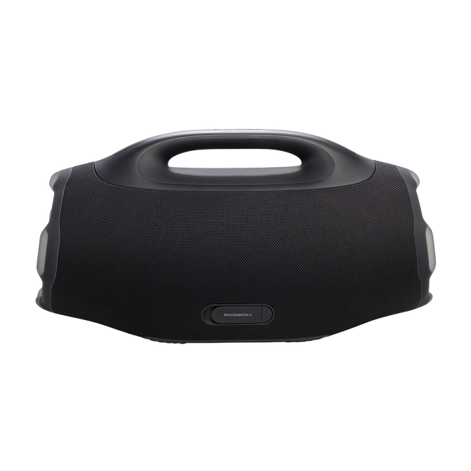 Egy fekete boombox fogantyúval a tetején. A hangszóró felülete texturált, és a "BOOMBOX4" szöveg látható.