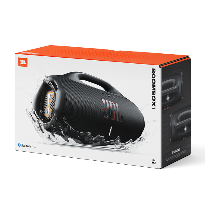Egy fekete JBL Boombox 4 hangszóró a dobozában, víz fröccsen köré. A doboz fehér és narancssárga, a JBL logóval.