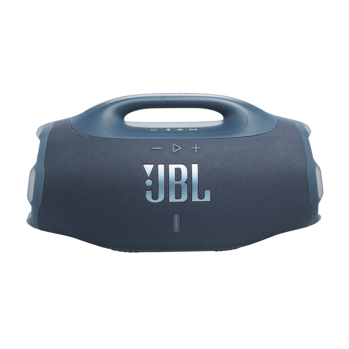 Sötétkék JBL hangszóró, tetején fogantyúval. A JBL logója középen van. A hangerő- és bekapcsológombok láthatók.