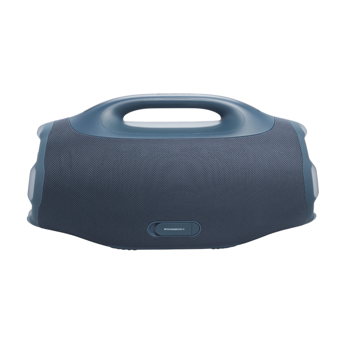 Egy kék JBL Boombox 4 hangszóró fekete háttéren. Van egy fogantyúja és a Boombox 4 név az elején.