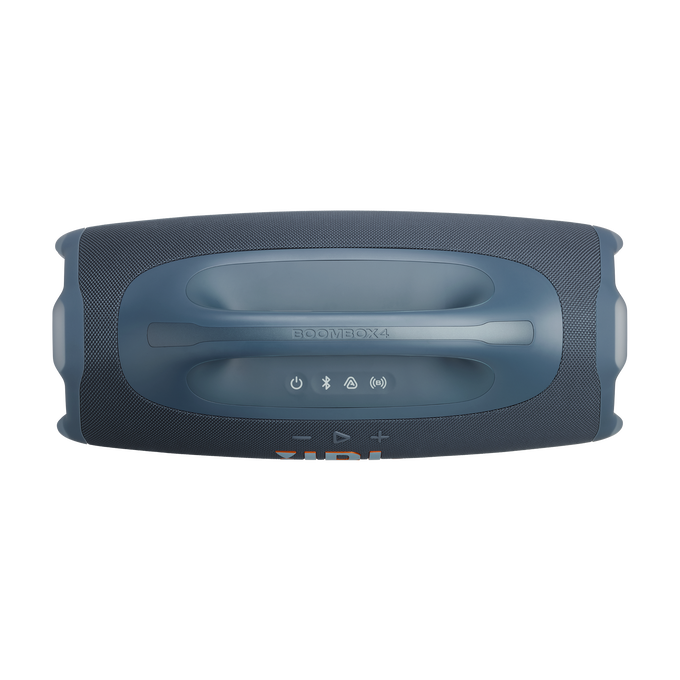 Egy kék JBL Boombox 4 hangszóró. Van rajta fogantyú, vezérlőgombok és a JBL logója. A háttér fekete.