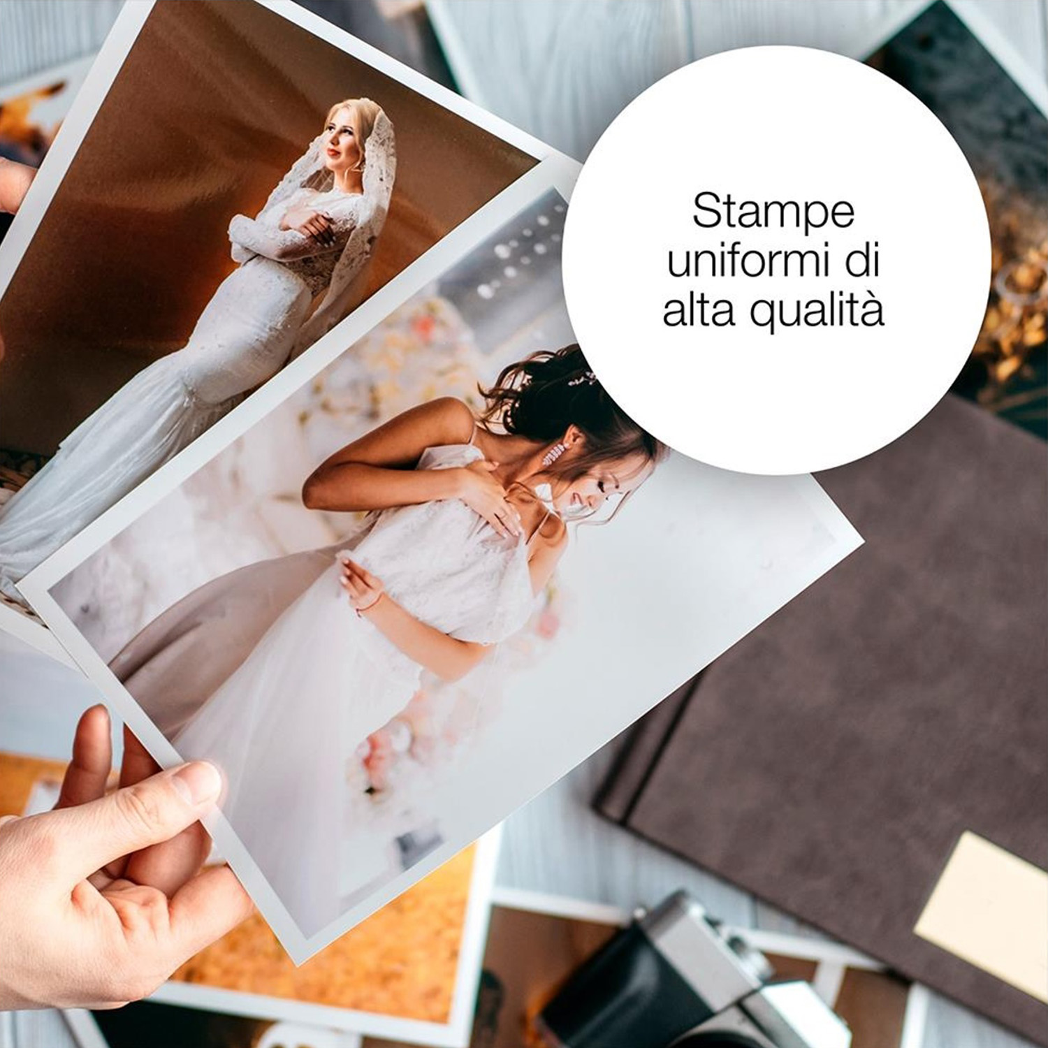 Mani che tengono foto di spose in abito da sposa. Altre foto, una macchina fotografica e un libro su una superficie di legno bianco.
