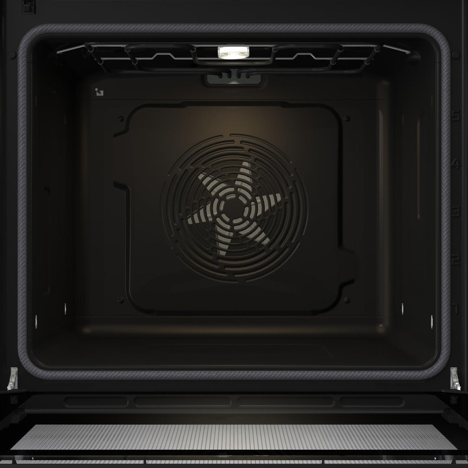 All'interno di un forno nero, una ventola è al centro. Una luce è in alto. La porta del forno è aperta.