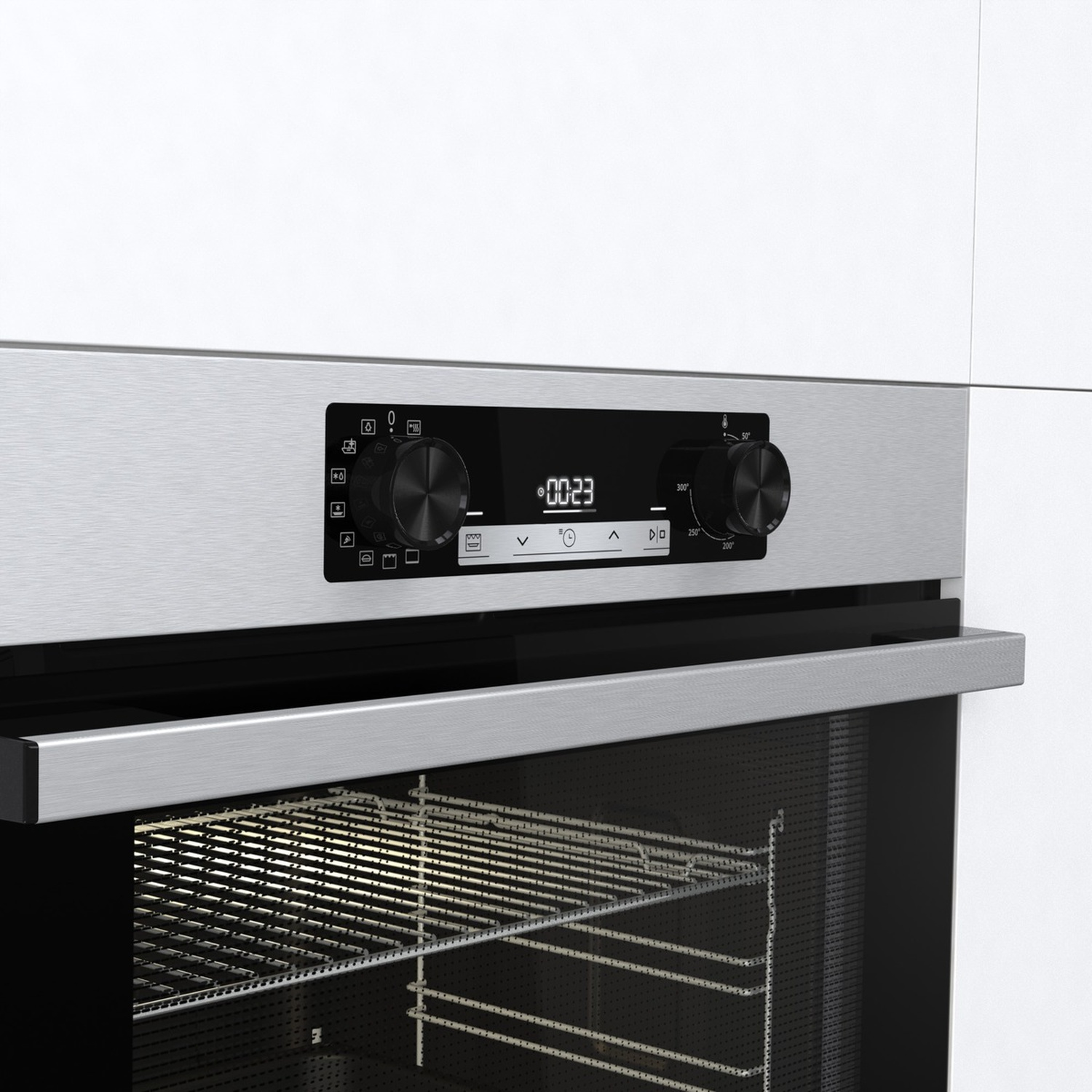 Primo piano di un forno in acciaio inossidabile. Ha un display digitale che mostra '00:23' e due manopole di controllo nere. La porta del forno è aperta.