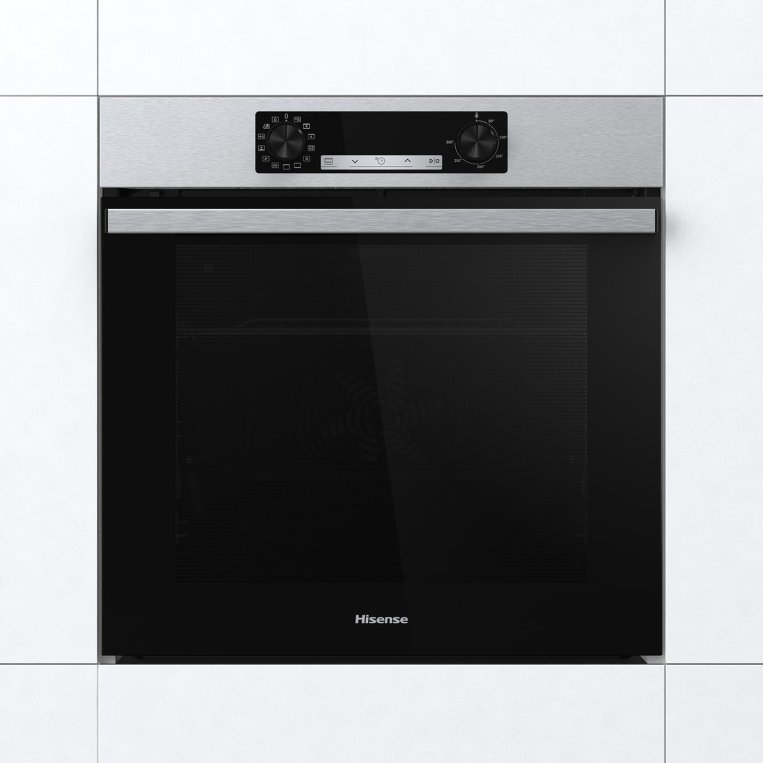 Un forno Hisense a incasso. Ha una finitura in acciaio inossidabile con una porta in vetro nero. Il forno è inserito in mobili bianchi.