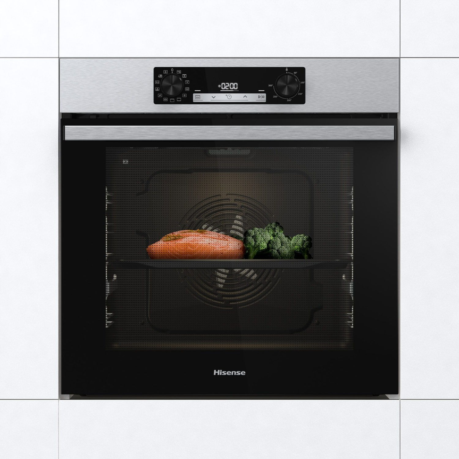 Un forno con salmone e broccoli all'interno. Il forno è in un mobile bianco con il logo Hisense.