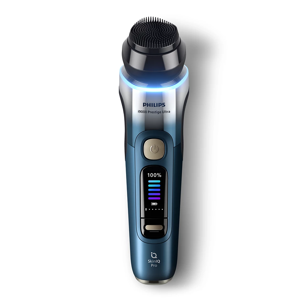 Egy kék-fekete Philips borotva. Látható rajta egy bekapcsológomb, egy kijelző az akkumulátorral, és alul a 'SkinIQ Pro' felirat.