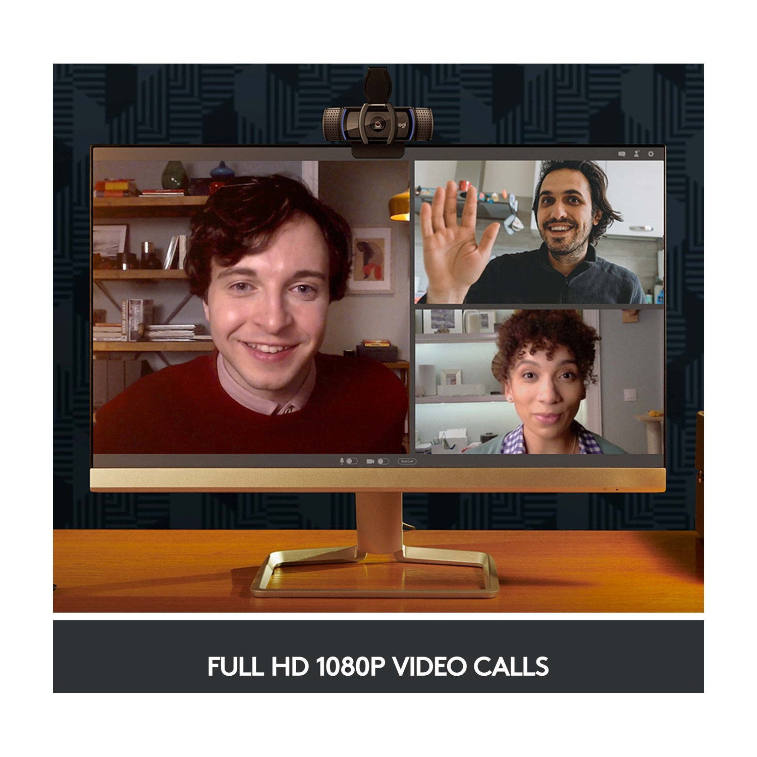 Un monitor del computer mostra una videochiamata con tre partecipanti. Una webcam si trova sopra il monitor. Il testo in basso recita: VIDEOCHIAMATE FULL HD 1080P.