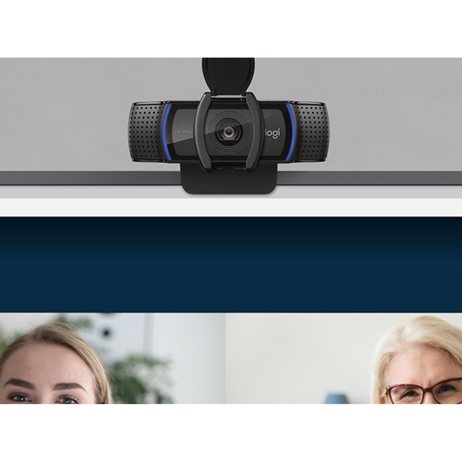 Una webcam nera con dettagli blu è centrata, con due donne in basso. Una è giovane e bionda. L'altra è più anziana con gli occhiali.
