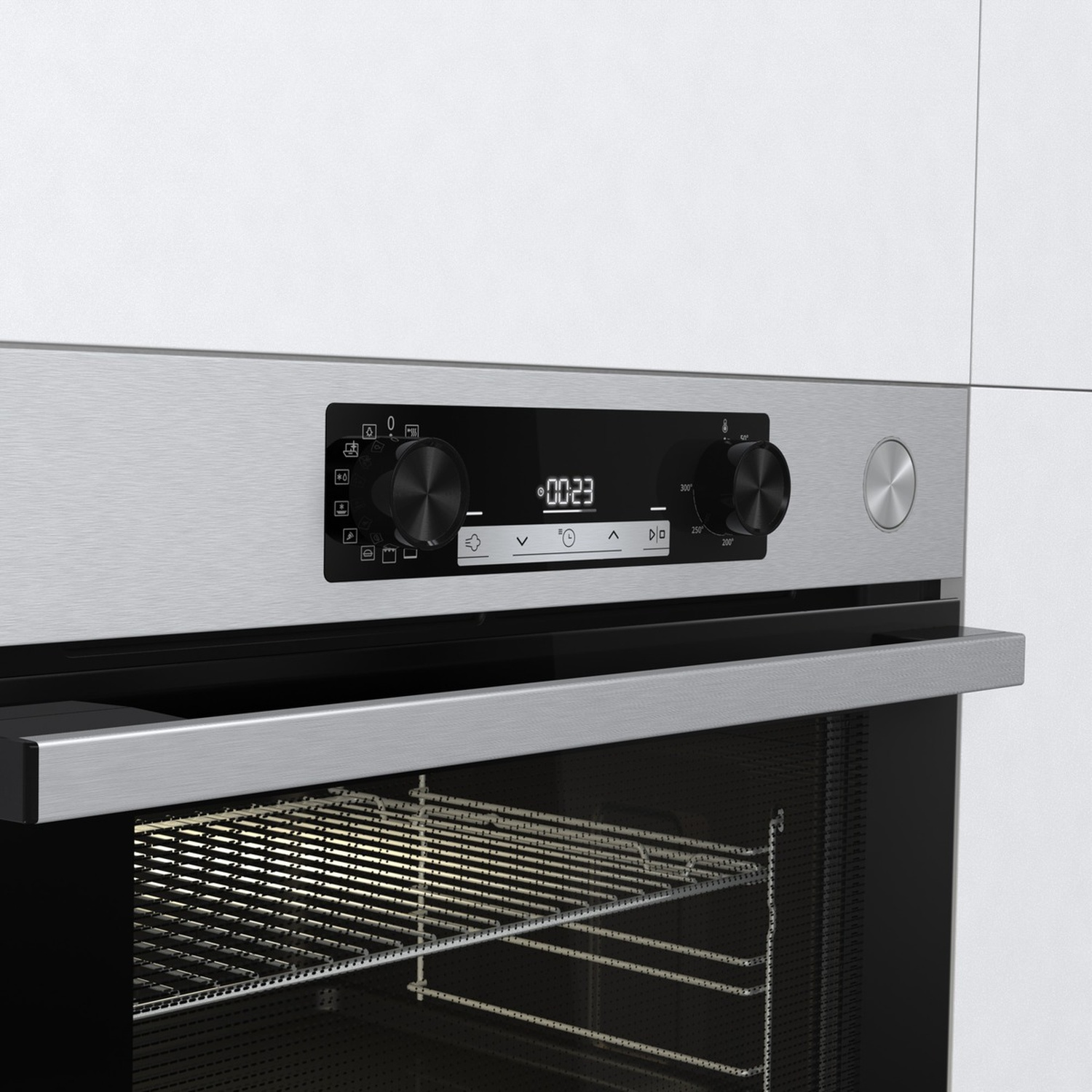 Primo piano di un forno con un pannello di controllo che mostra l'ora. Sono visibili manopole, un display digitale e una finitura in acciaio inossidabile.