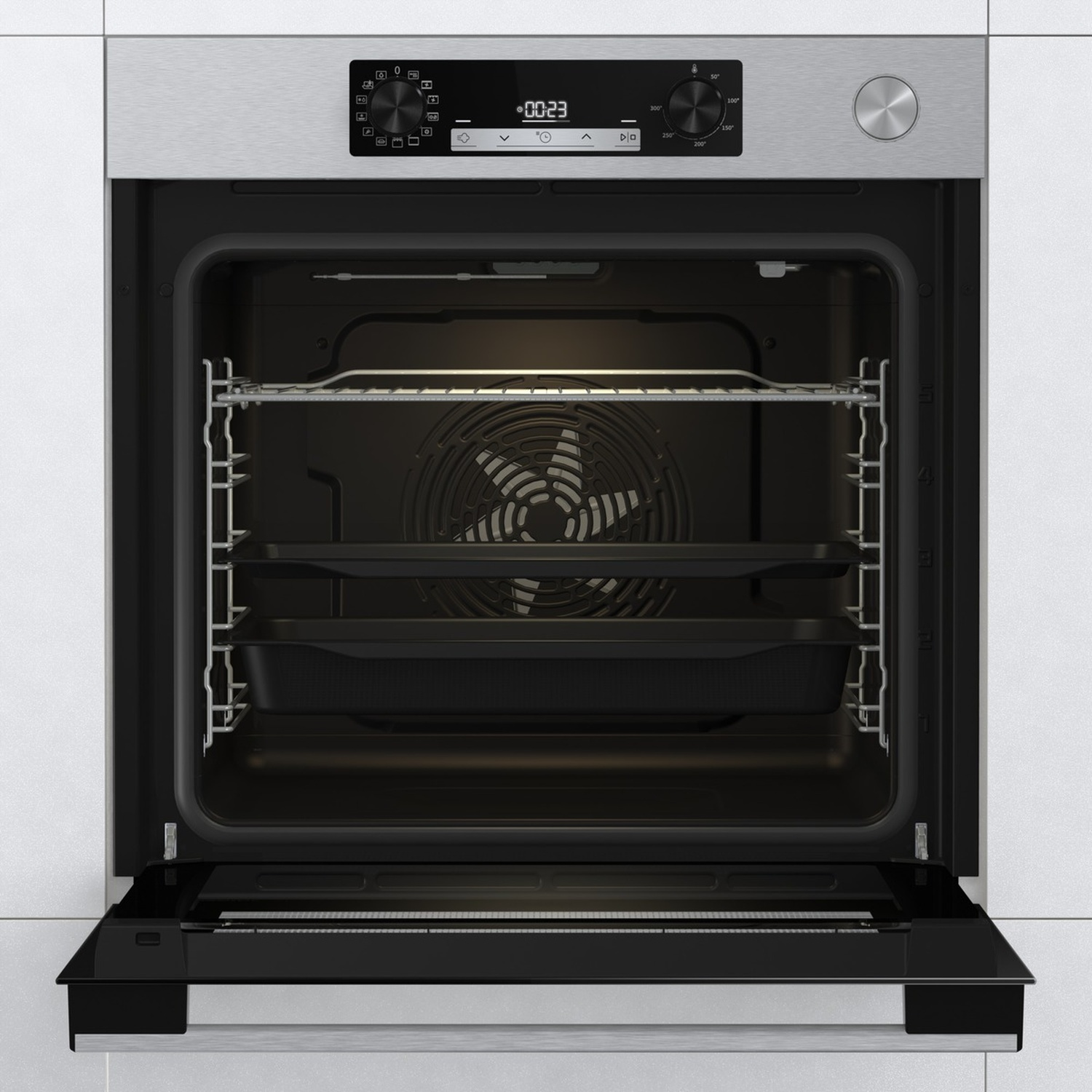 Un forno aperto con vassoi all'interno. Cornice in acciaio inossidabile e pannello di controllo con display digitale. Porta in vetro nero.
