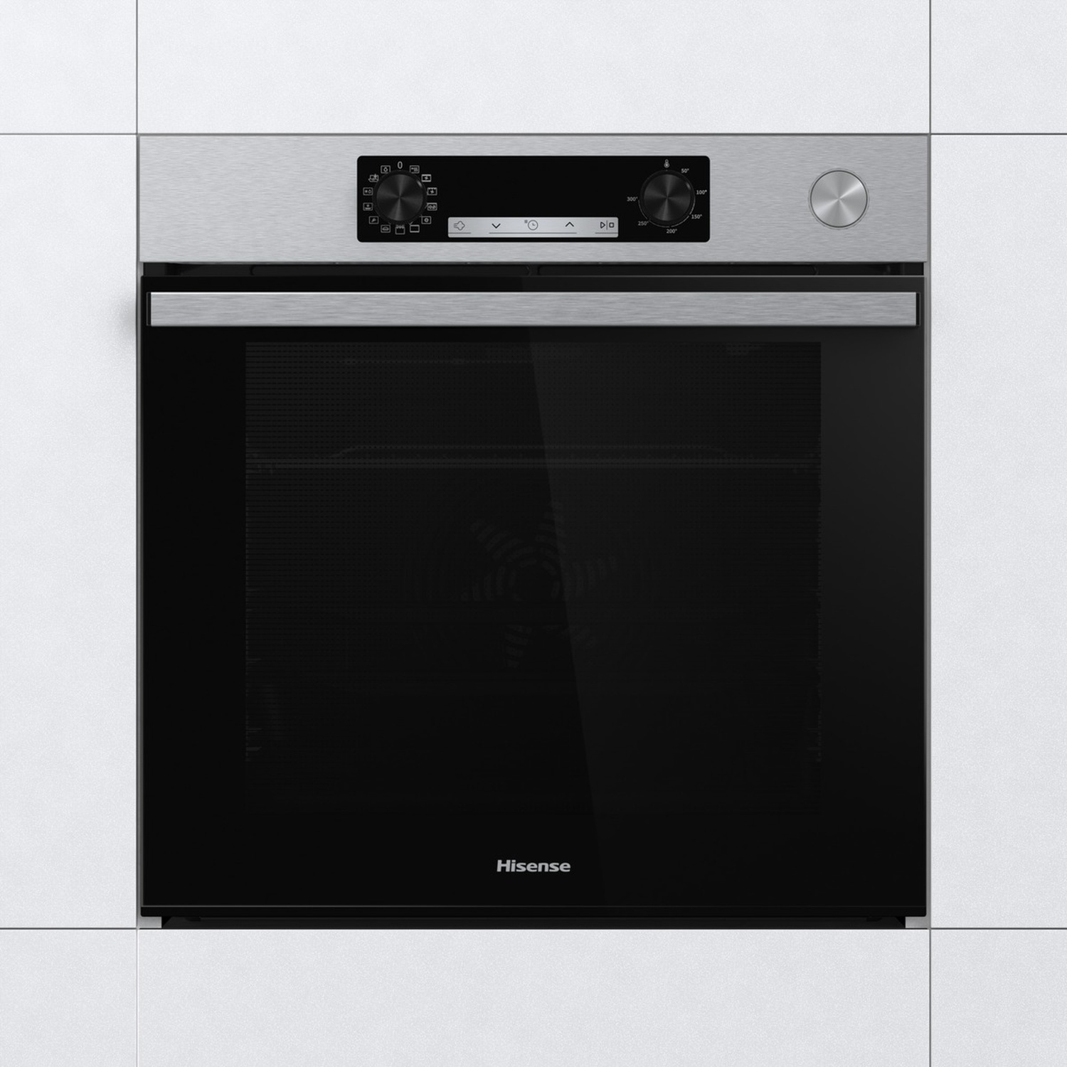 Un forno a incasso in acciaio inossidabile con porta in vetro nero e pannello di controllo. Il marchio Hisense è visibile.