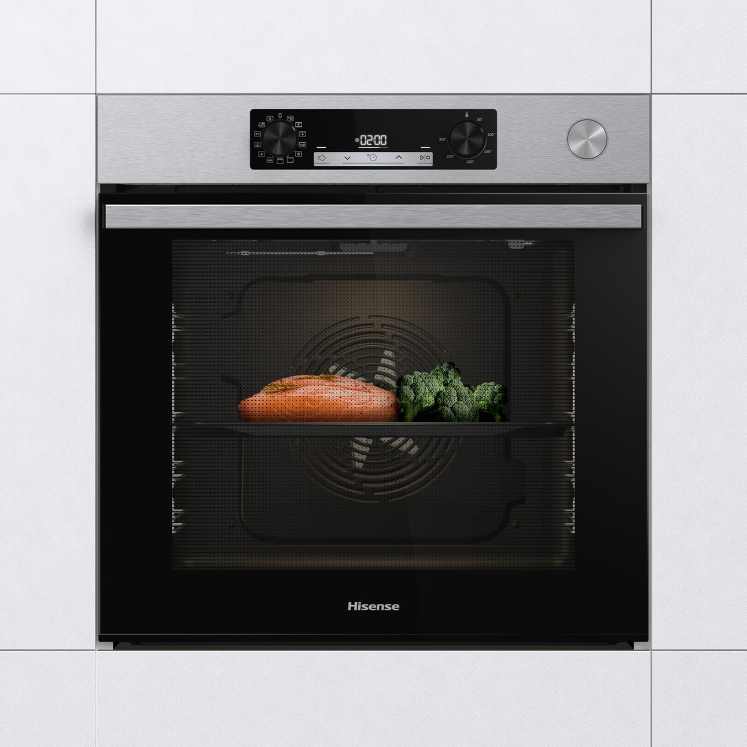 Un forno con salmone e broccoli all'interno. Il forno è in acciaio inox con porta in vetro nero. È integrato in un mobile bianco.