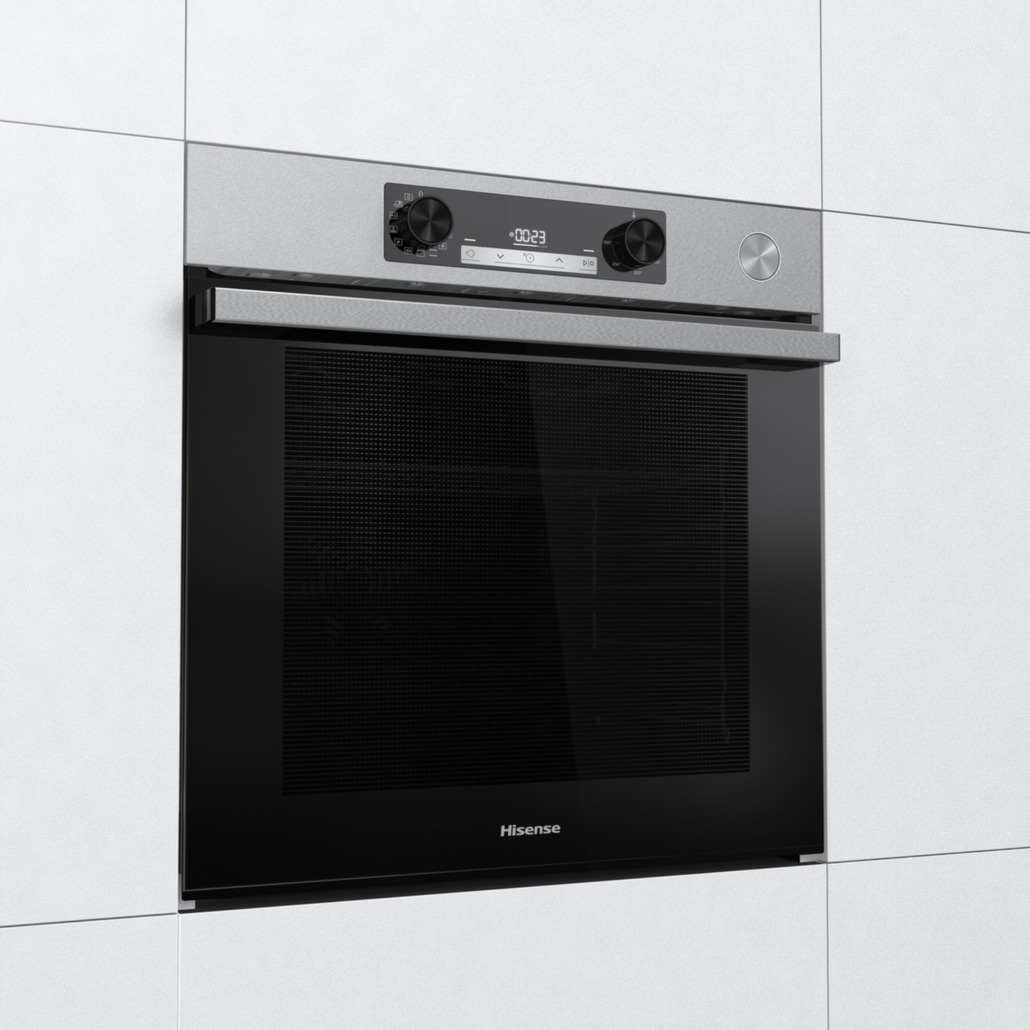 Un forno Hisense in acciaio inossidabile è integrato in una parete piastrellata bianca. Ha una porta in vetro nero e comandi digitali.