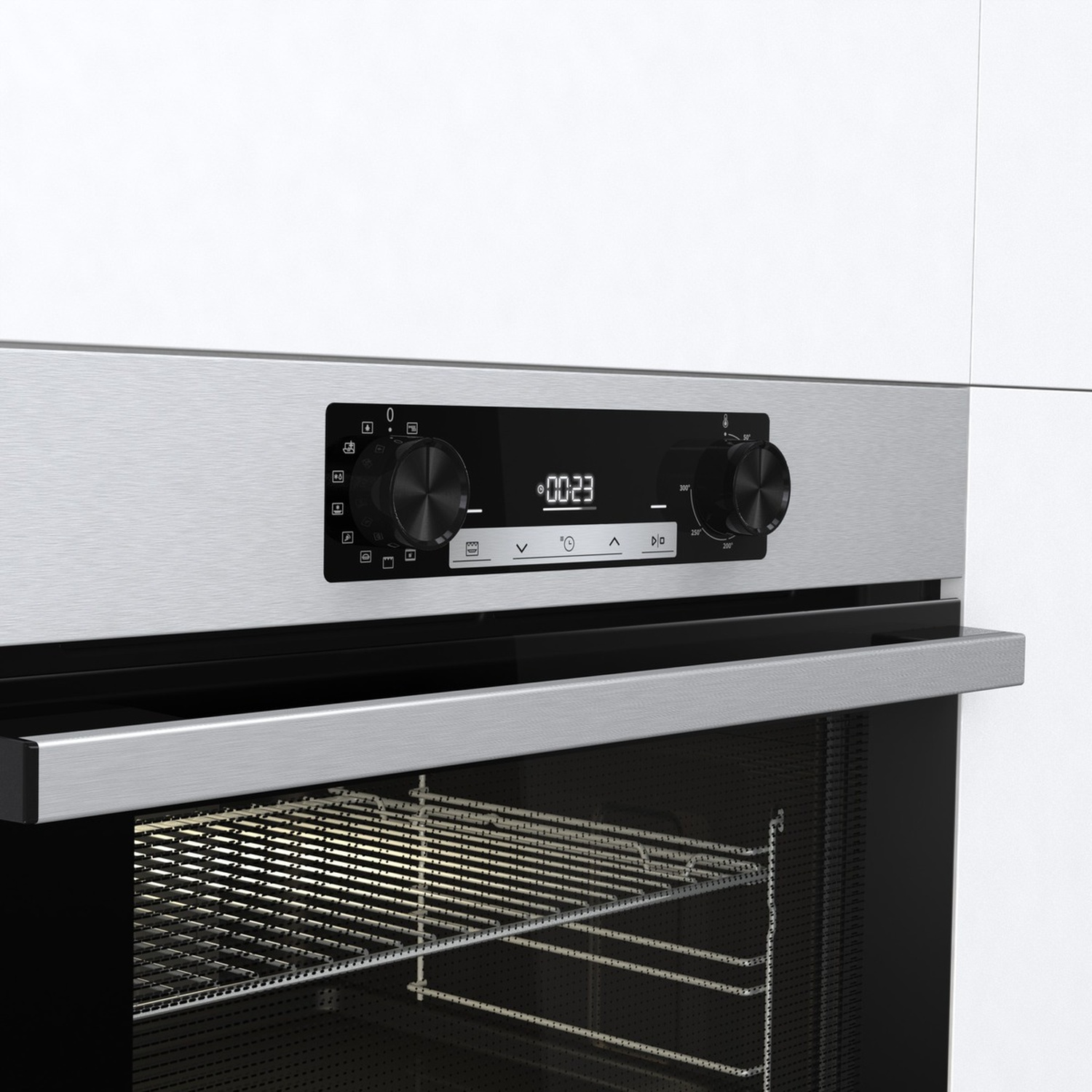 Un forno in acciaio inossidabile con display digitale che mostra '00:23'. Manopole e una griglia sono visibili all'interno del forno.