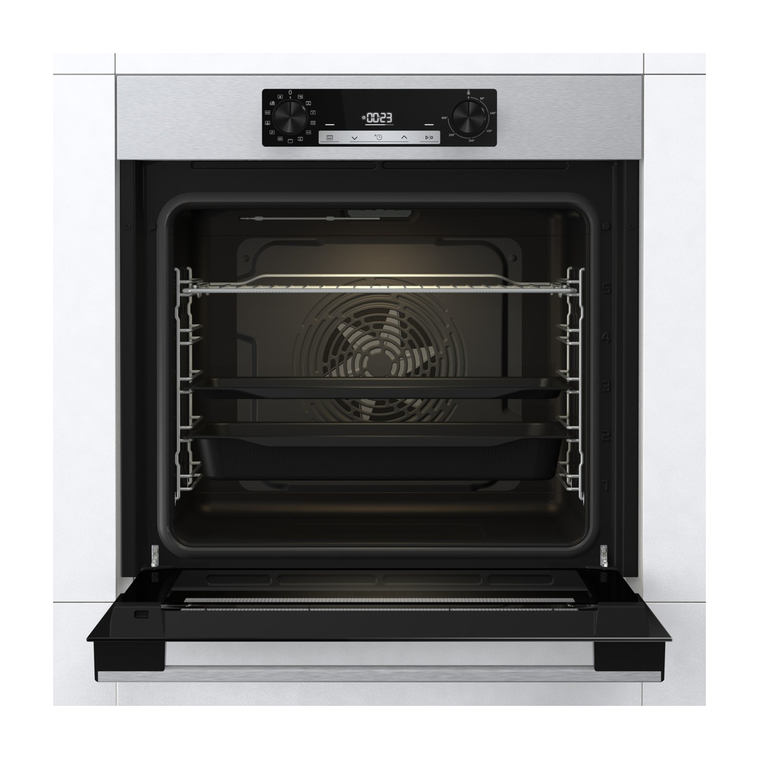 Un forno aperto con vassoi all'interno. Lo sportello è aperto. C'è un pannello di controllo in alto con display digitale e manopole.