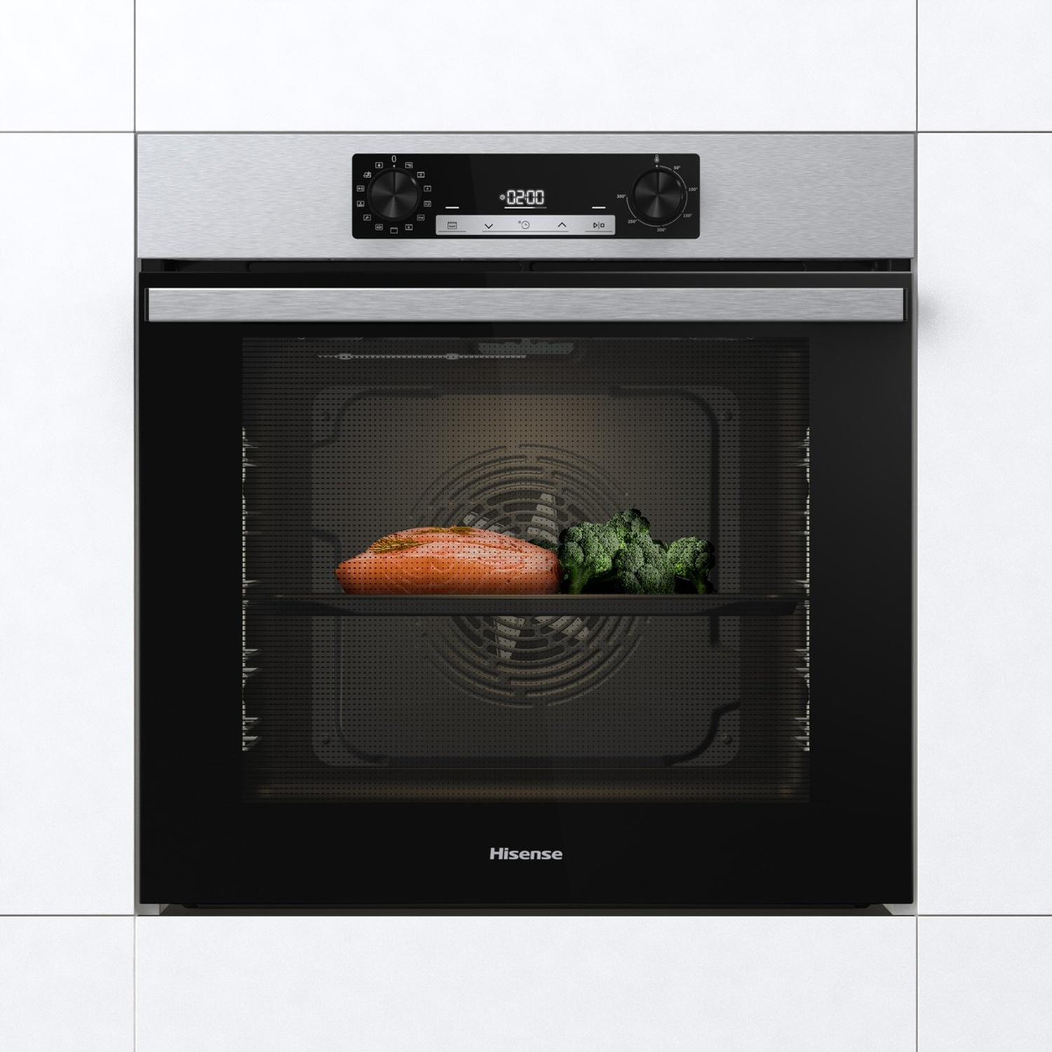 Un forno con salmone e broccoli all'interno. Il forno è in acciaio inossidabile e nero. Il logo Hisense è visibile.