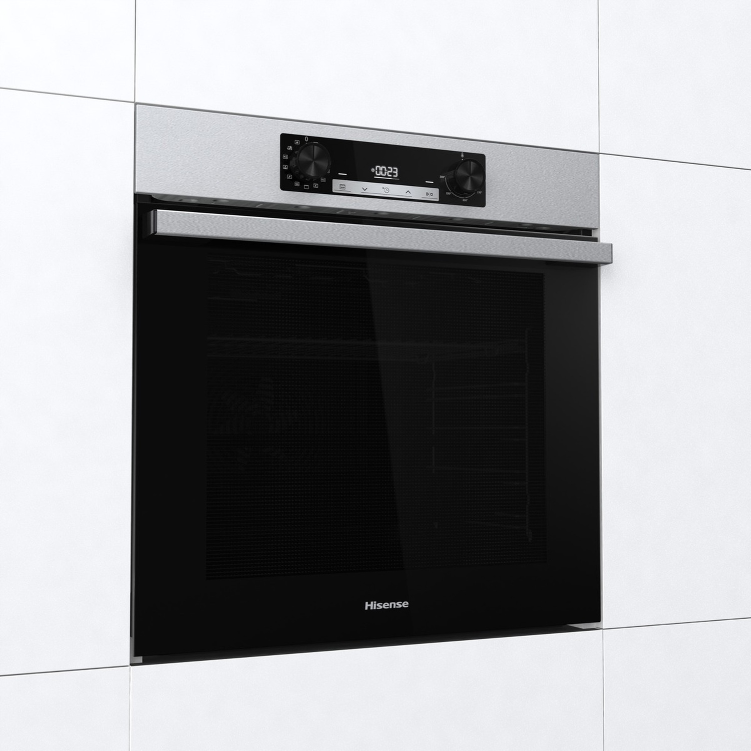 Un forno a incasso Hisense con porta in vetro nero e display digitale. È inserito in mobili bianchi.