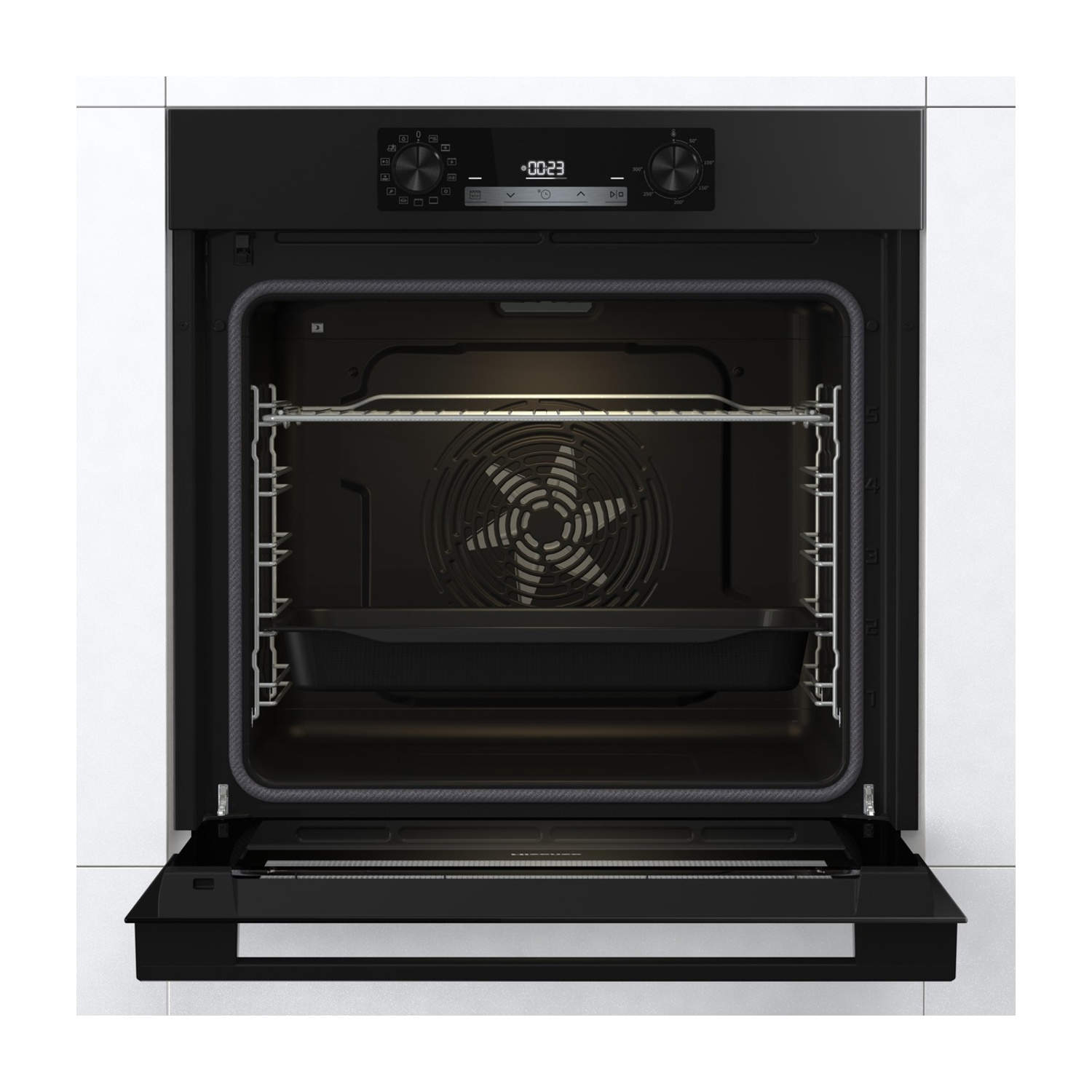 Un forno nero è aperto, rivelando griglie interne e un vassoio. Una ventola è visibile sul retro. Il pannello di controllo è in alto.