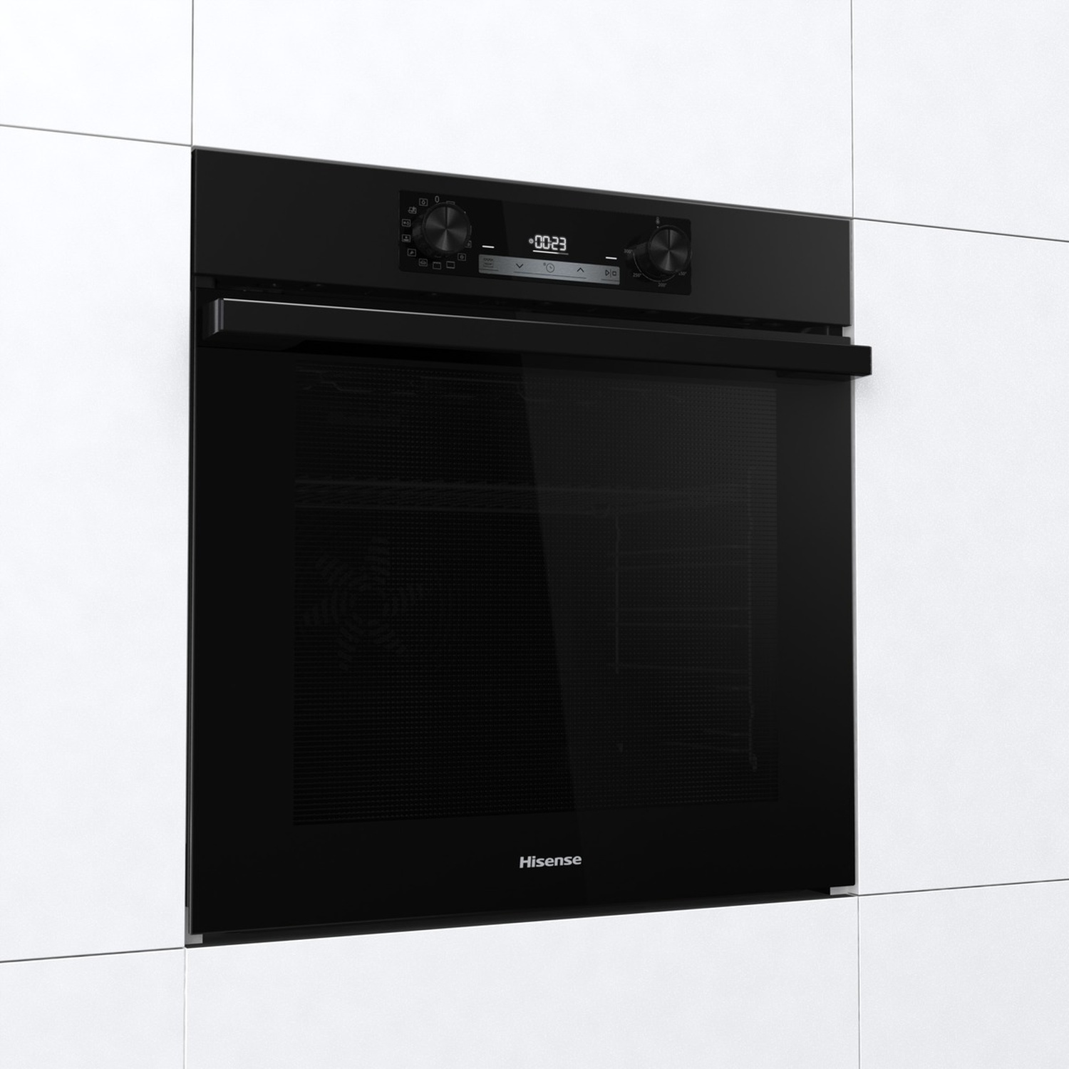 Un forno Hisense nero integrato in mobili bianchi. Il forno ha un display digitale e manopole di controllo. La porta a vetro è chiusa.